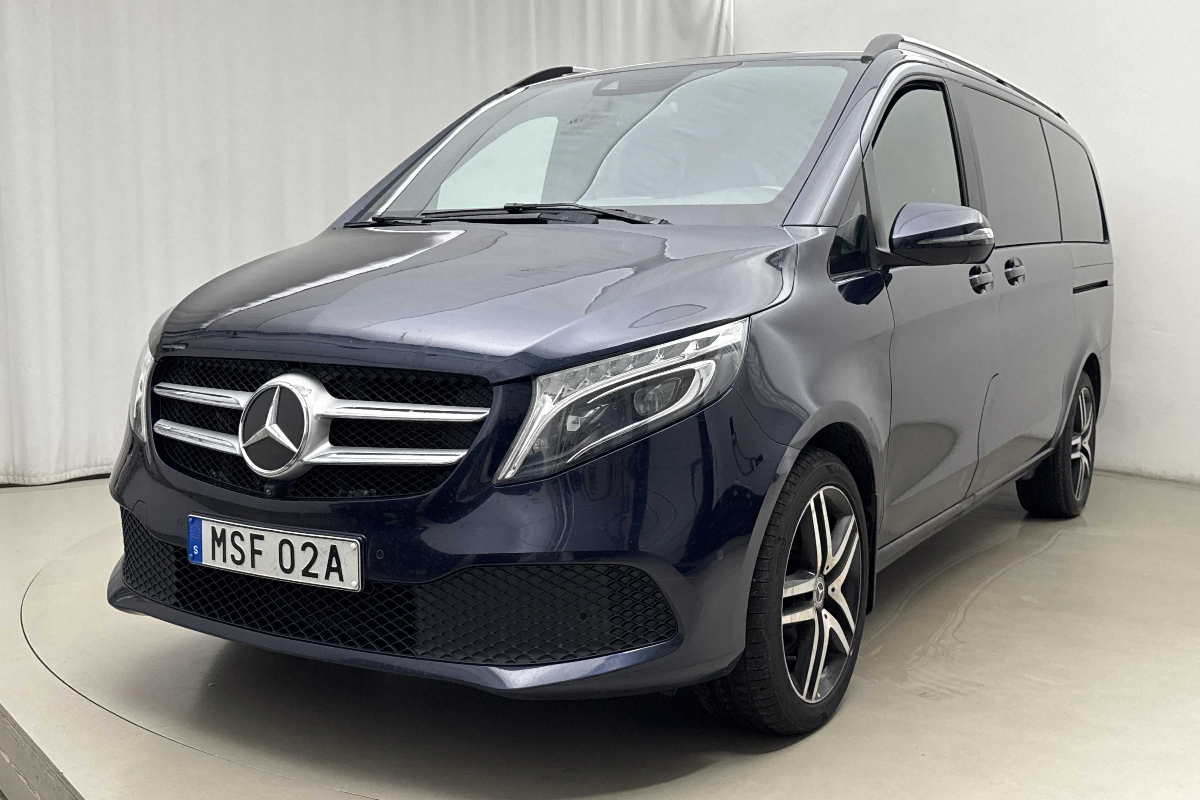 Presentationsfoto 1 av 19: Mercedes V 300 d 4MATIC W447 (239hk) - 16 271 mil - Automat - Mörkblå - 2020