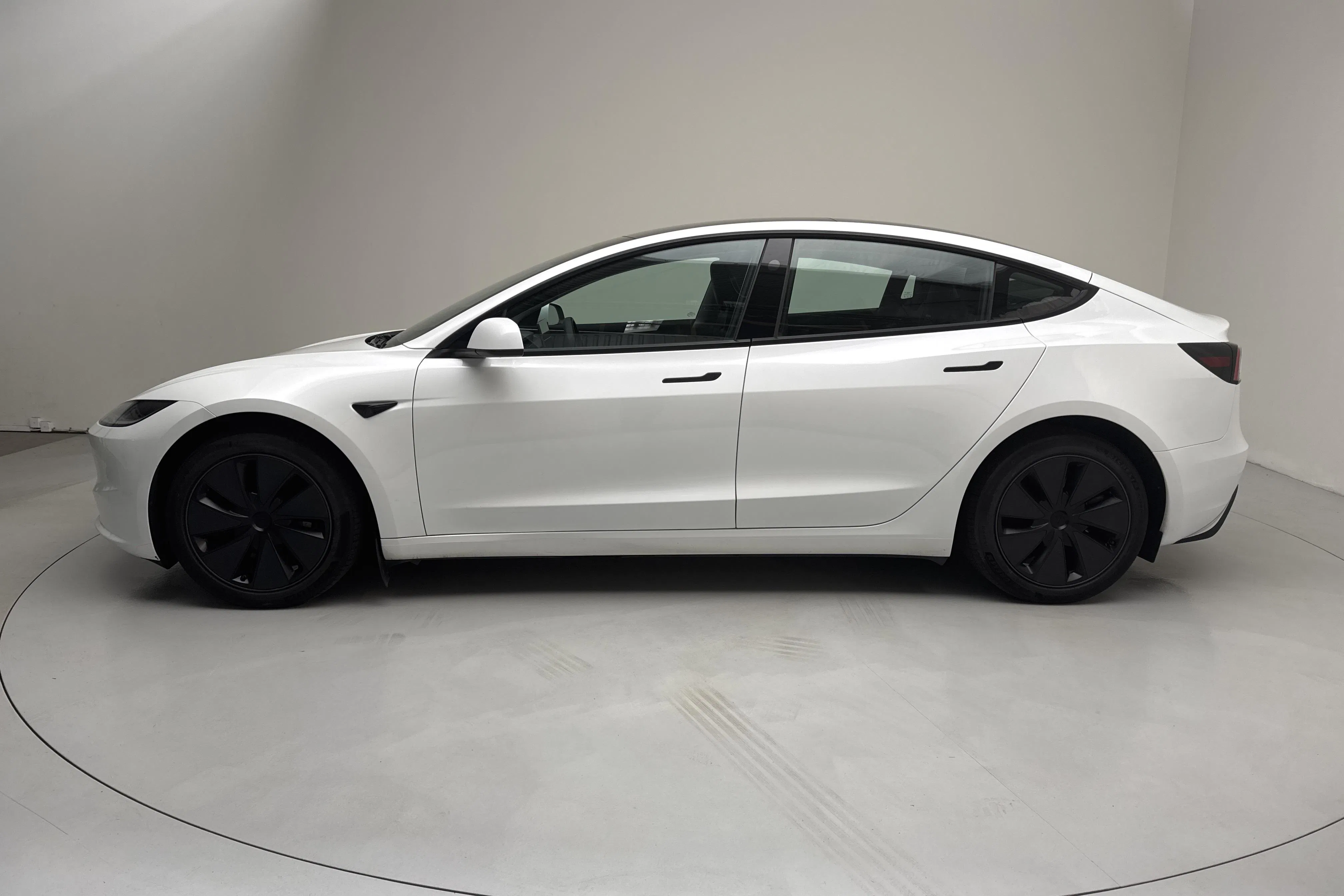 Presentationsfoto 2 av 19: Tesla Model 3 Standard Range RWD - 12 697 mil - Automat - vit - 2024