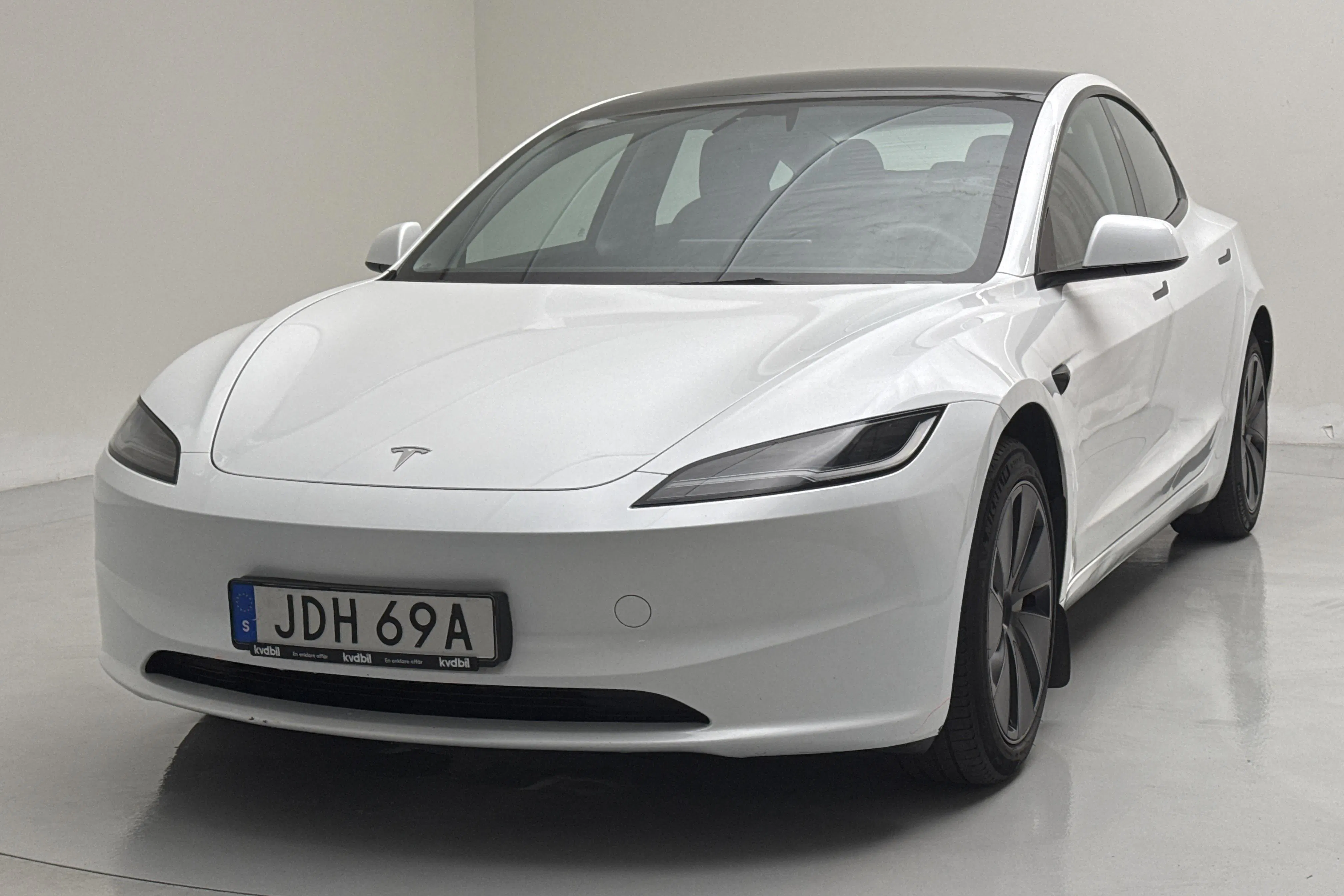 Presentationsfoto 1 av 19: Tesla Model 3 Standard Range RWD - 12 697 mil - Automat - vit - 2024