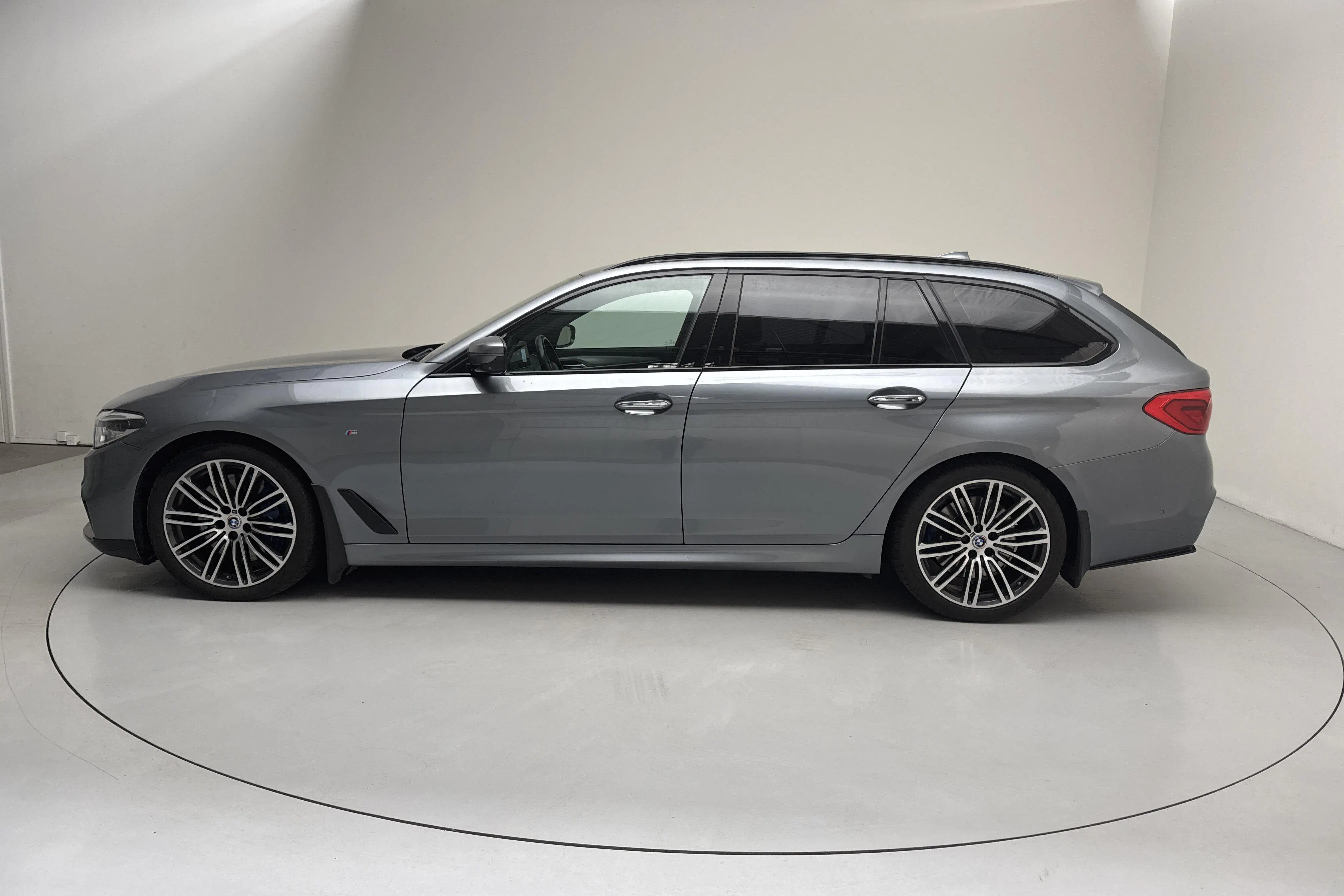 Presentationsfoto 2 av 19: BMW 540i xDrive Touring, G31 (340hk) - 19 805 mil - Automat - blå - 2018