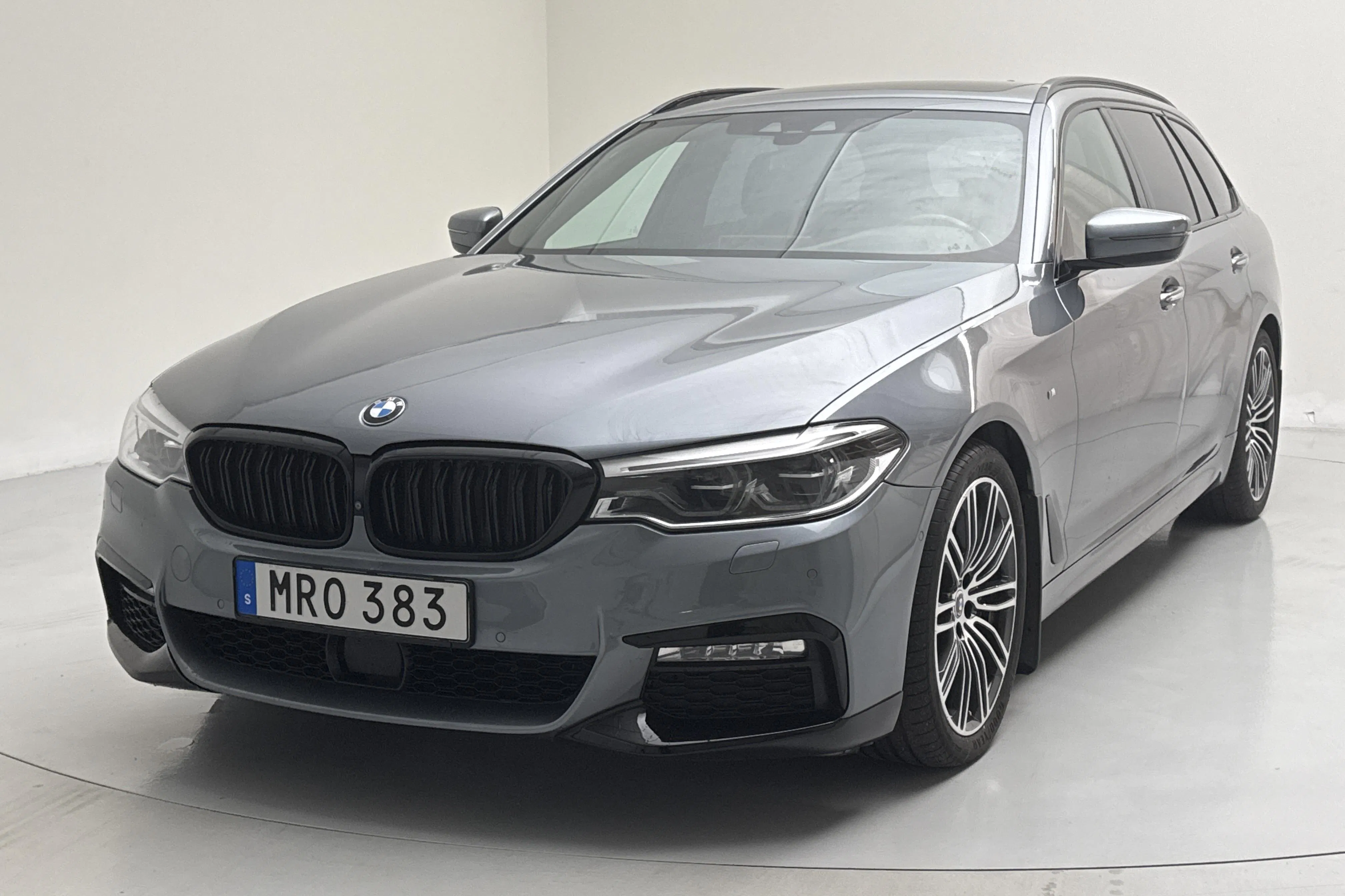 Presentationsfoto 1 av 19: BMW 540i xDrive Touring, G31 (340hk) - 19 805 mil - Automat - blå - 2018