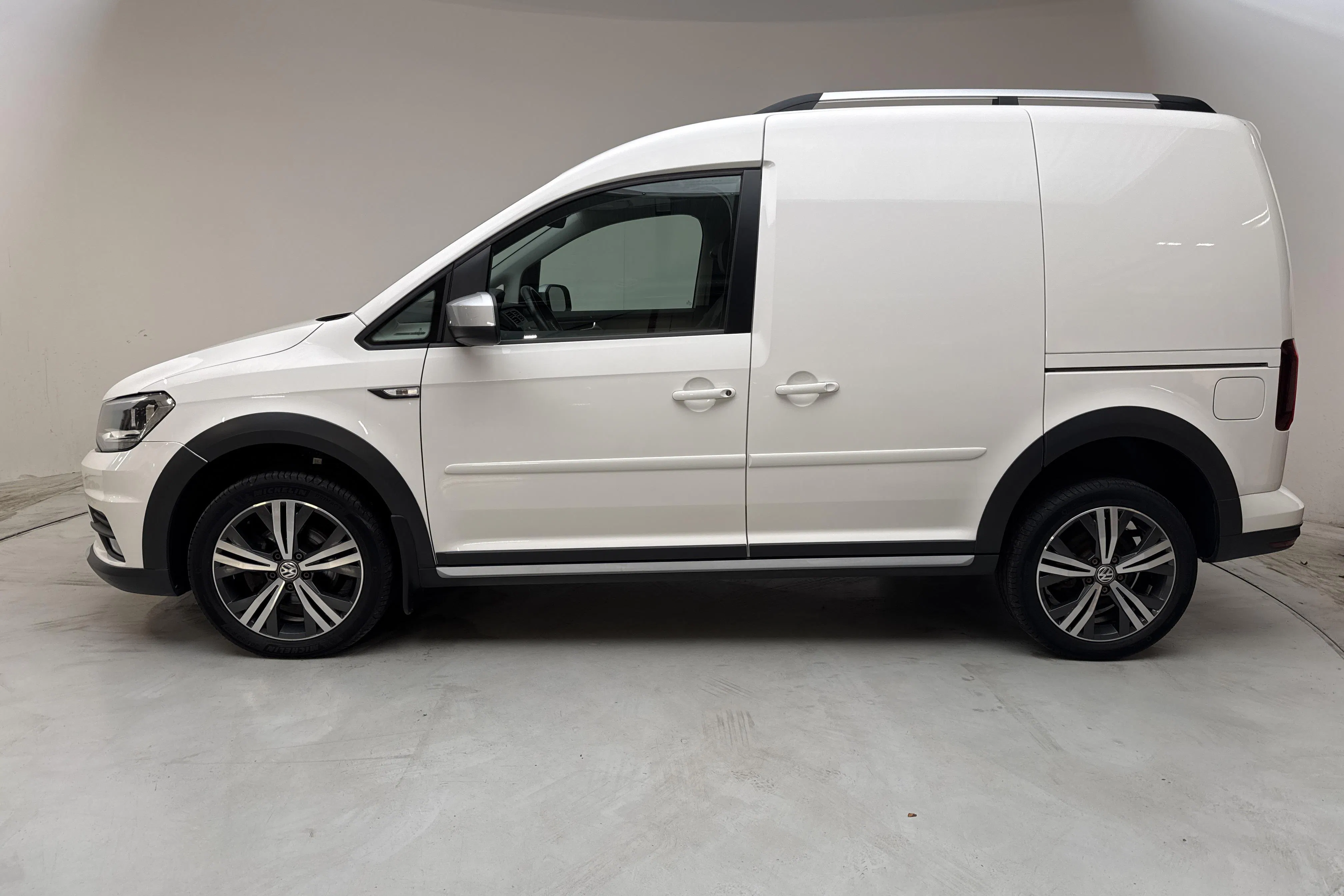 Presentationsfoto 2 av 13: VW Caddy 2.0 TDI Skåp 4MOTION (150hk) - 7 639 mil - Automat - vit - 2020