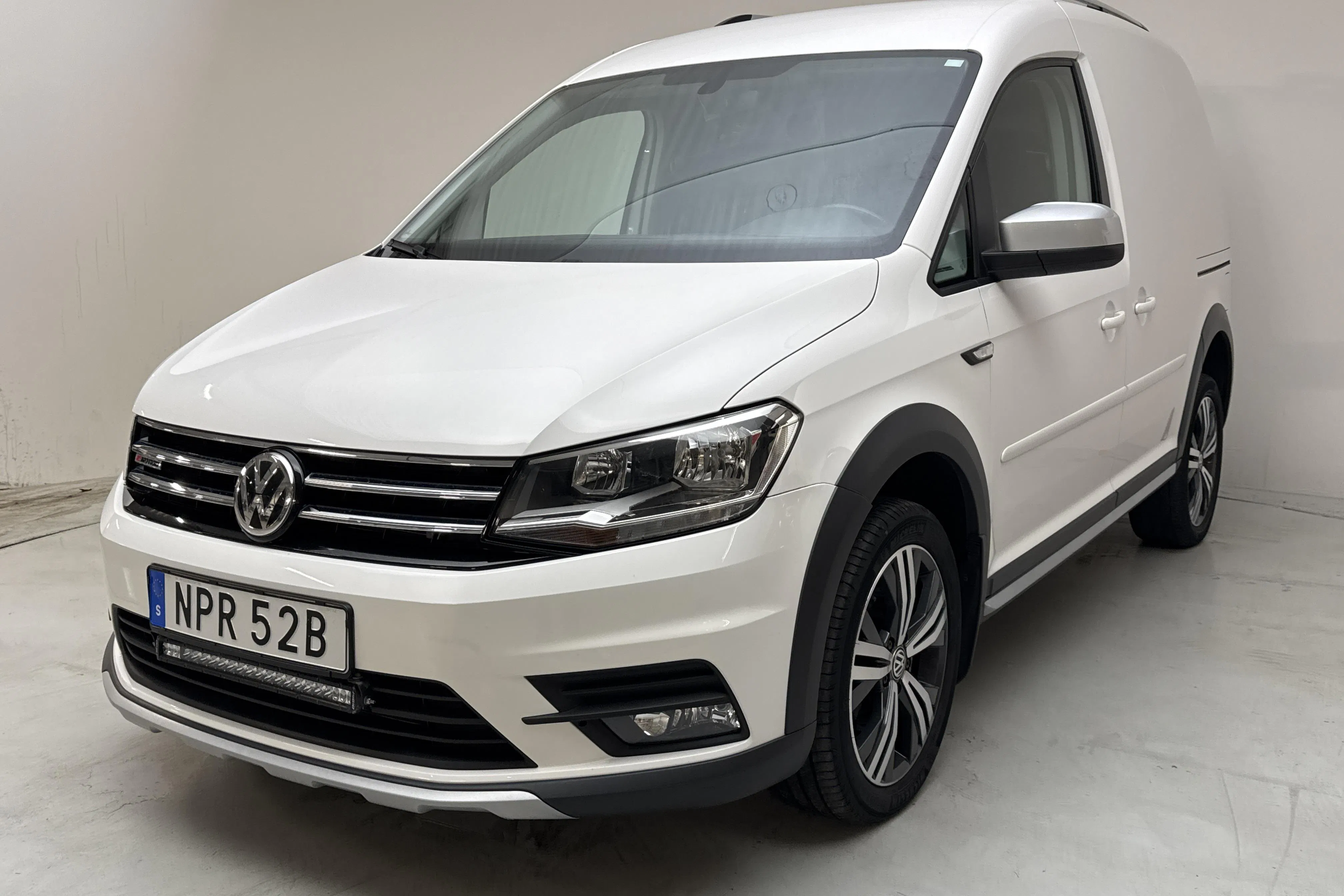 Presentationsfoto 1 av 13: VW Caddy 2.0 TDI Skåp 4MOTION (150hk) - 7 639 mil - Automat - vit - 2020