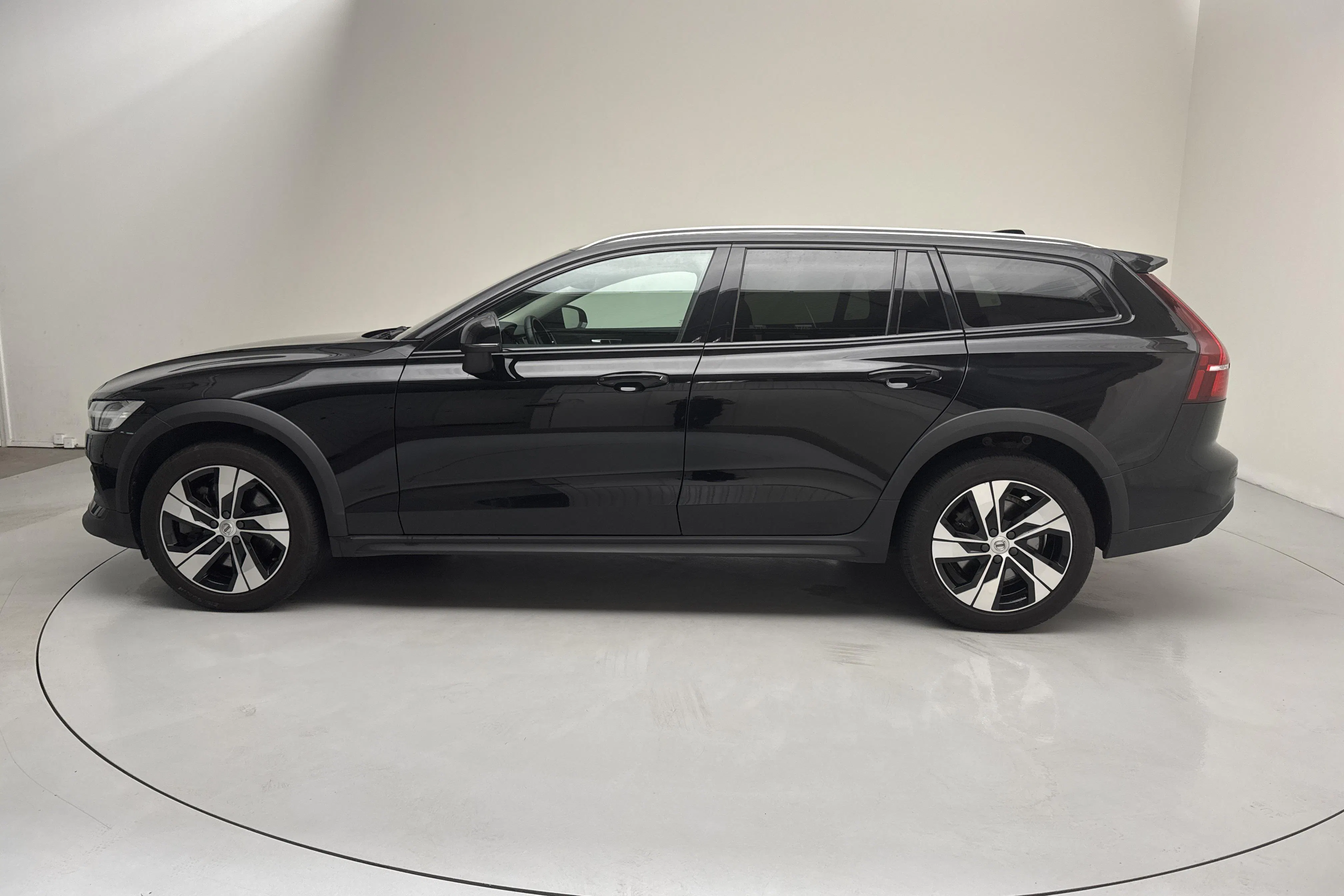 Presentationsfoto 2 av 16: Volvo V60 B4 Cross Country AWD Mildhybrid, Diesel (197hk) - 6 574 mil - Automat - svart - 2022
