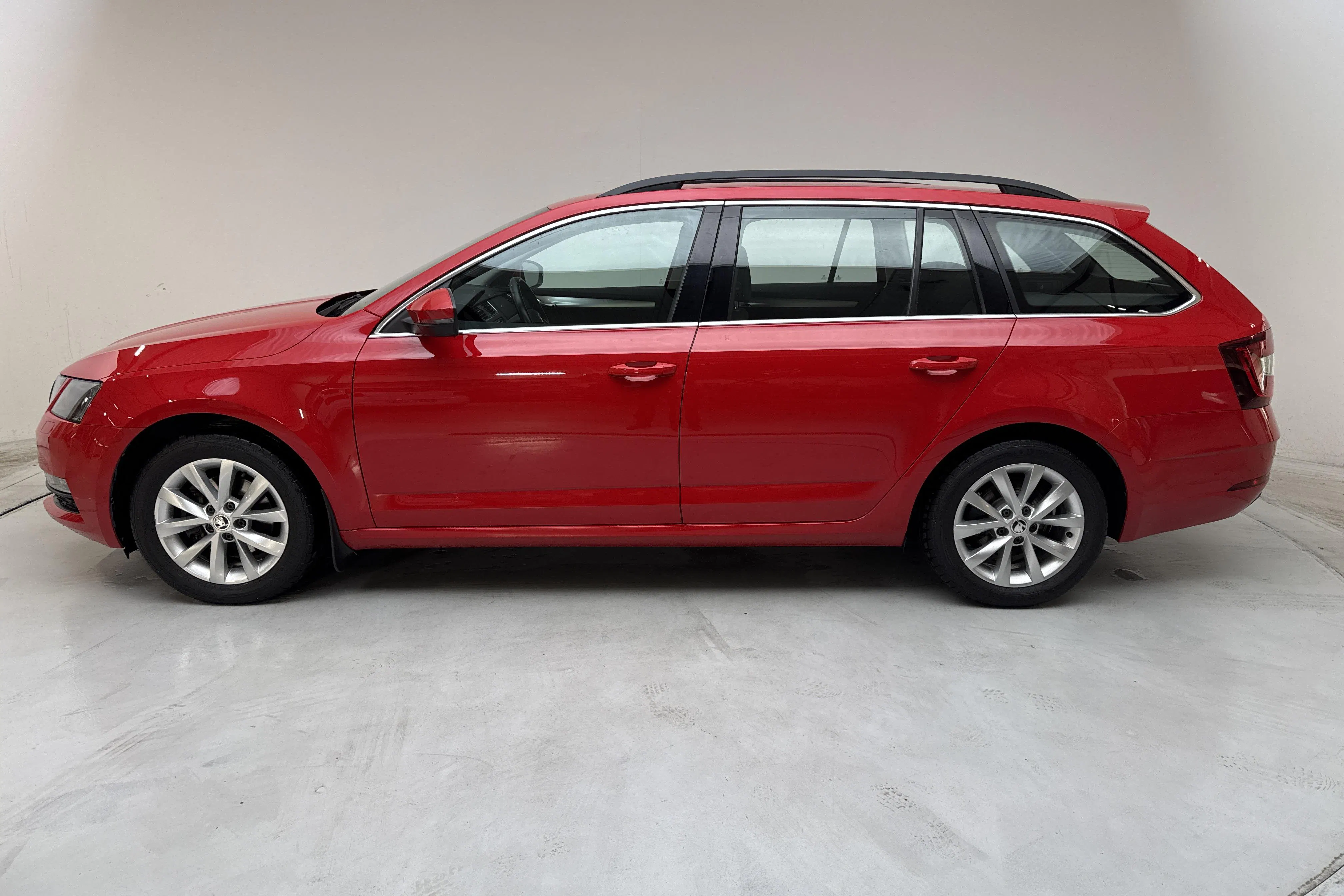 Presentationsfoto 2 av 12: Skoda Octavia III 1.4 TSI G-TEC Combi (110hk) - 5 478 mil - Manuell - röd - 2018