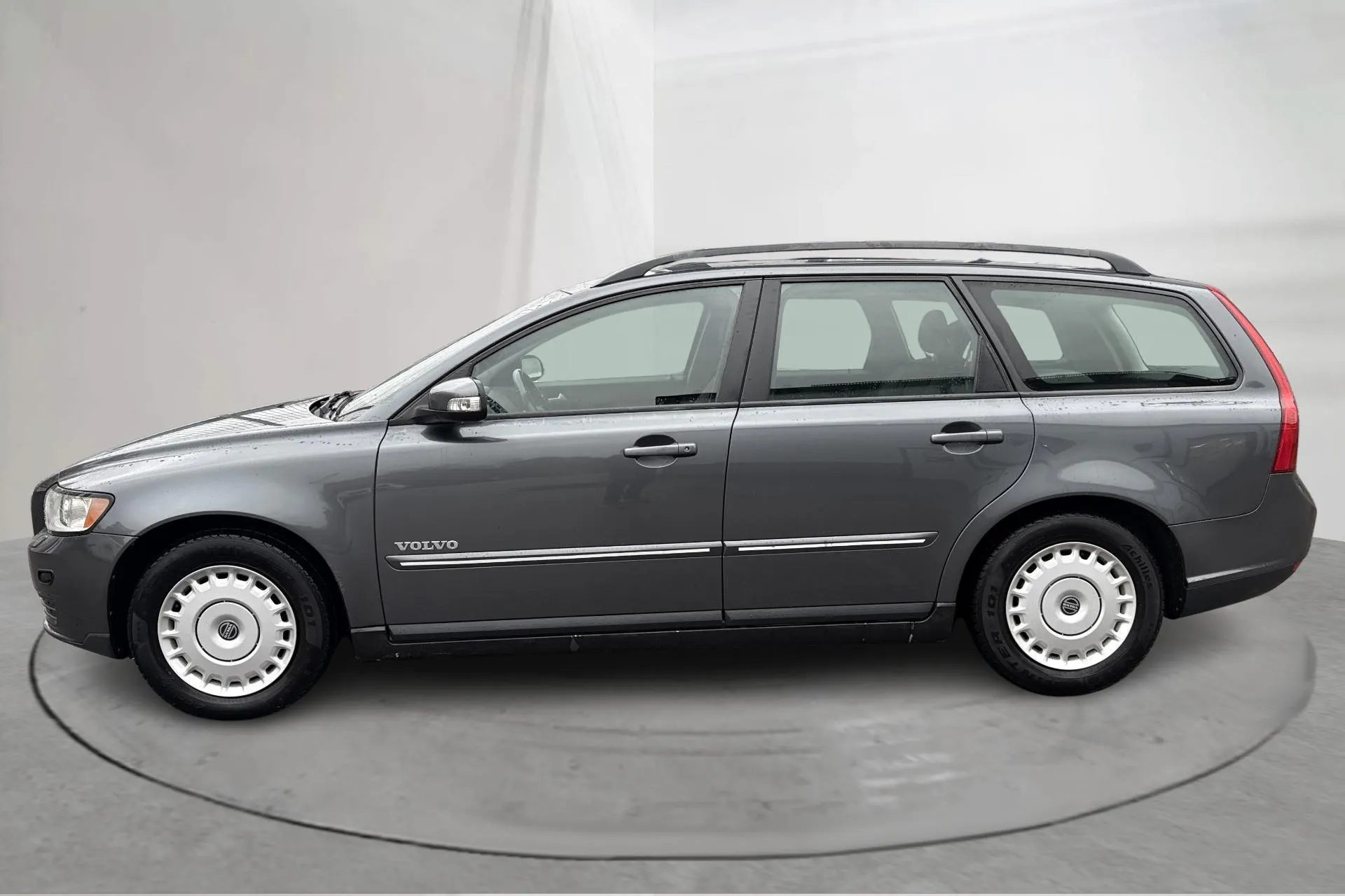Presentationsfoto 2 av 14: Volvo V50 1.8F (125hk) - 19 580 mil - Manuell - grå - 2008