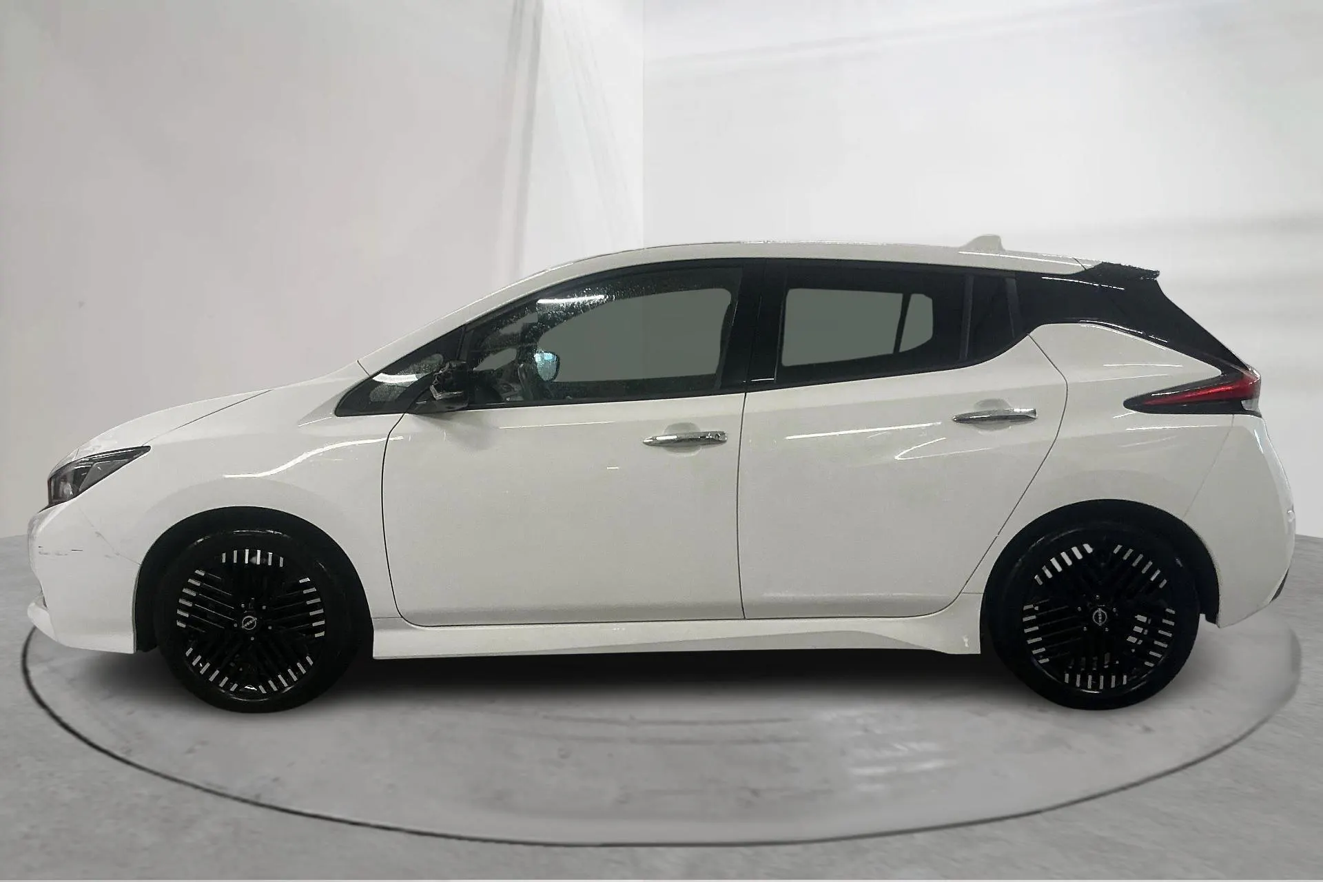 Presentationsfoto 2 av 20: Nissan LEAF 5dr 39kWh (150hk) - 4 180 mil - Automat - vit - 2023