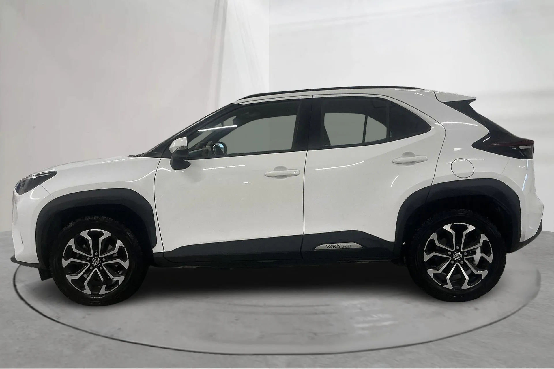 Presentationsfoto 2 av 22: Toyota Yaris Cross 1.5 Hybrid AWD (116hk) - 13 495 mil - Automat - vit - 2023
