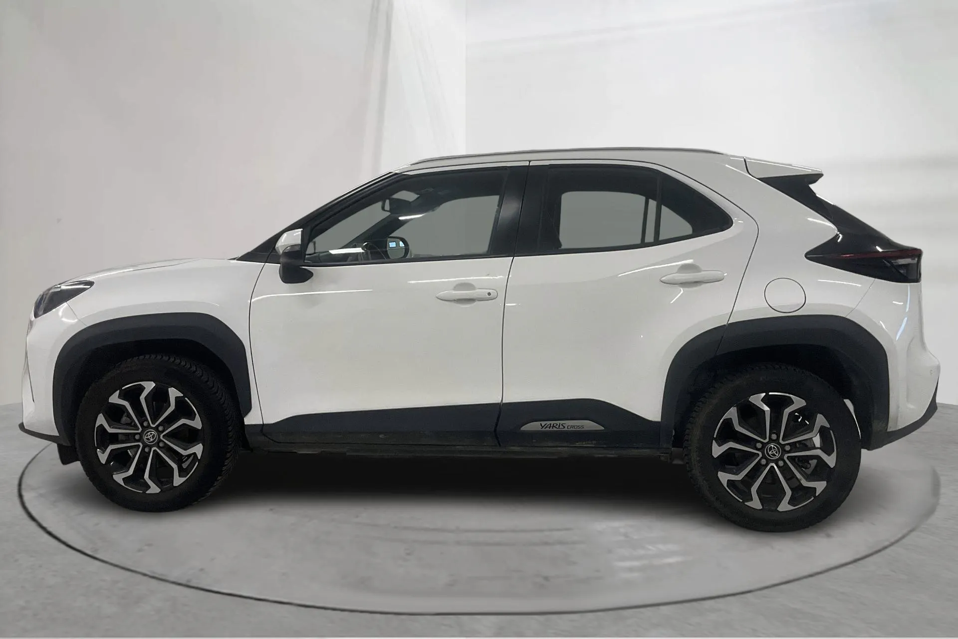 Presentationsfoto 2 av 19: Toyota Yaris Cross 1.5 Hybrid AWD (116hk) - 11 470 mil - Automat - vit - 2022