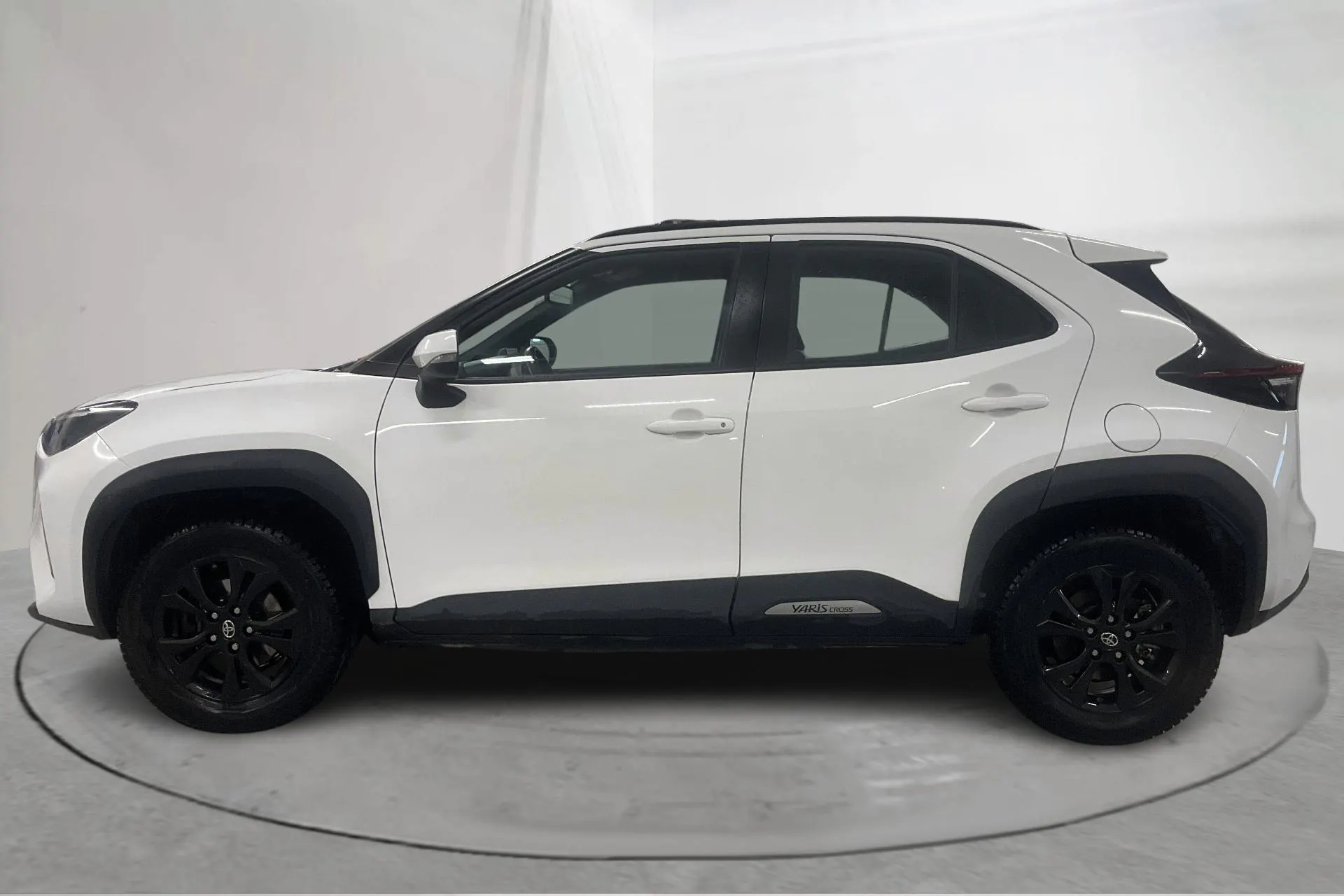 Presentationsfoto 2 av 20: Toyota Yaris Cross 1.5 Hybrid AWD (116hk) - 13 045 mil - Automat - vit - 2023