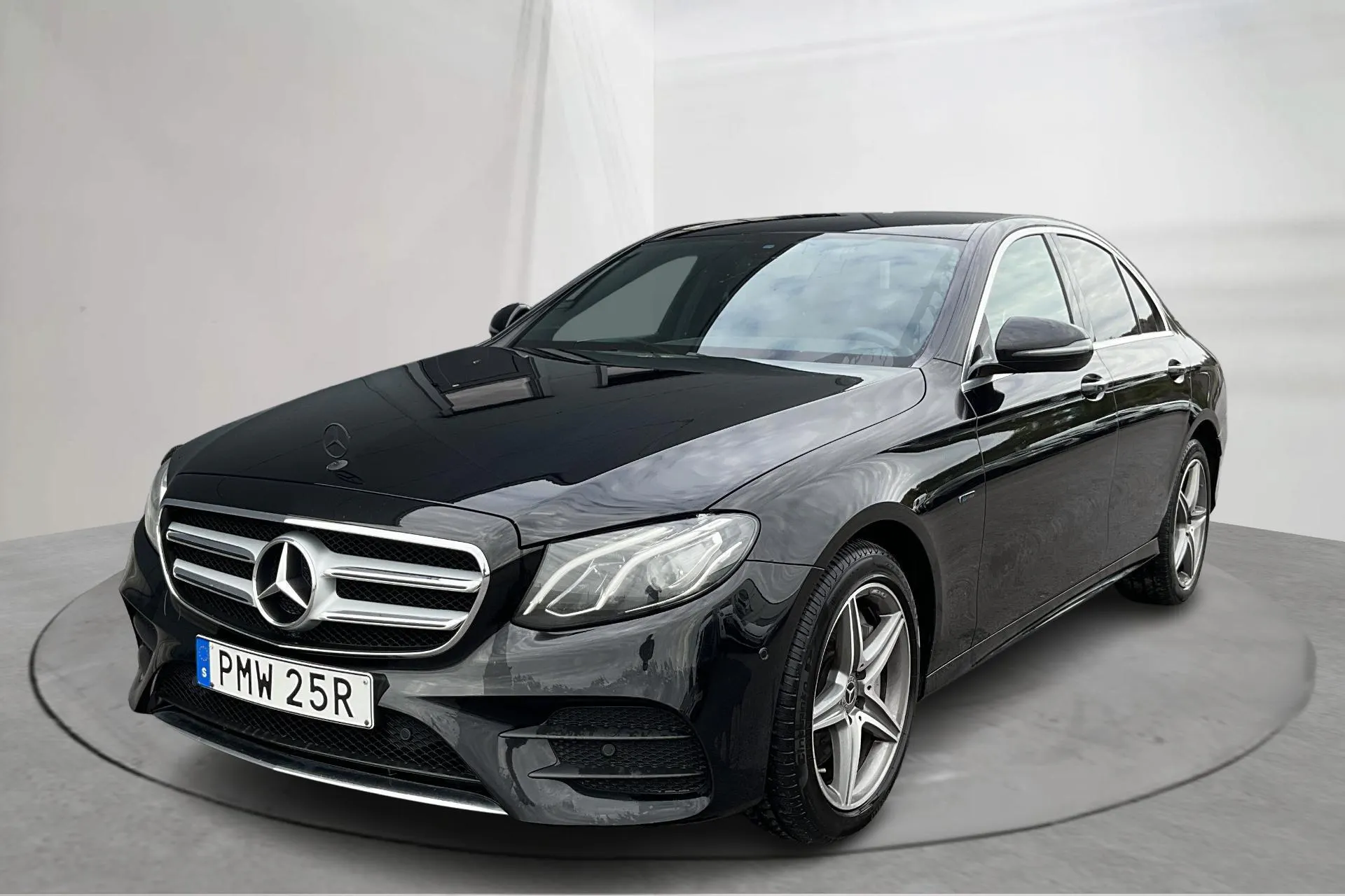 Presentationsfoto 1 av 17: Mercedes E 300 e Sedan W213 (320hk) - 12 292 mil - Automat - svart - 2019