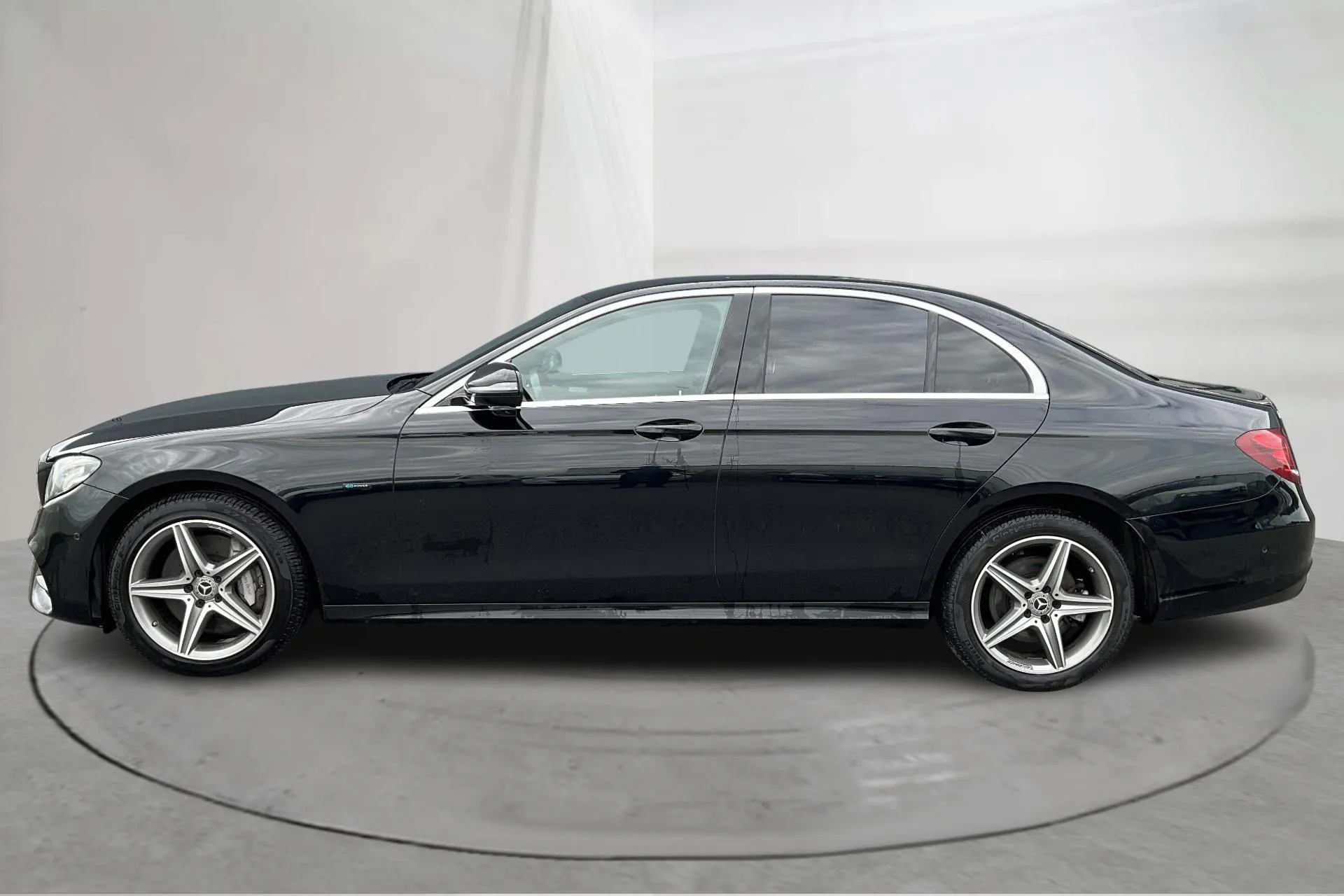 Presentationsfoto 2 av 17: Mercedes E 300 e Sedan W213 (320hk) - 12 292 mil - Automat - svart - 2019