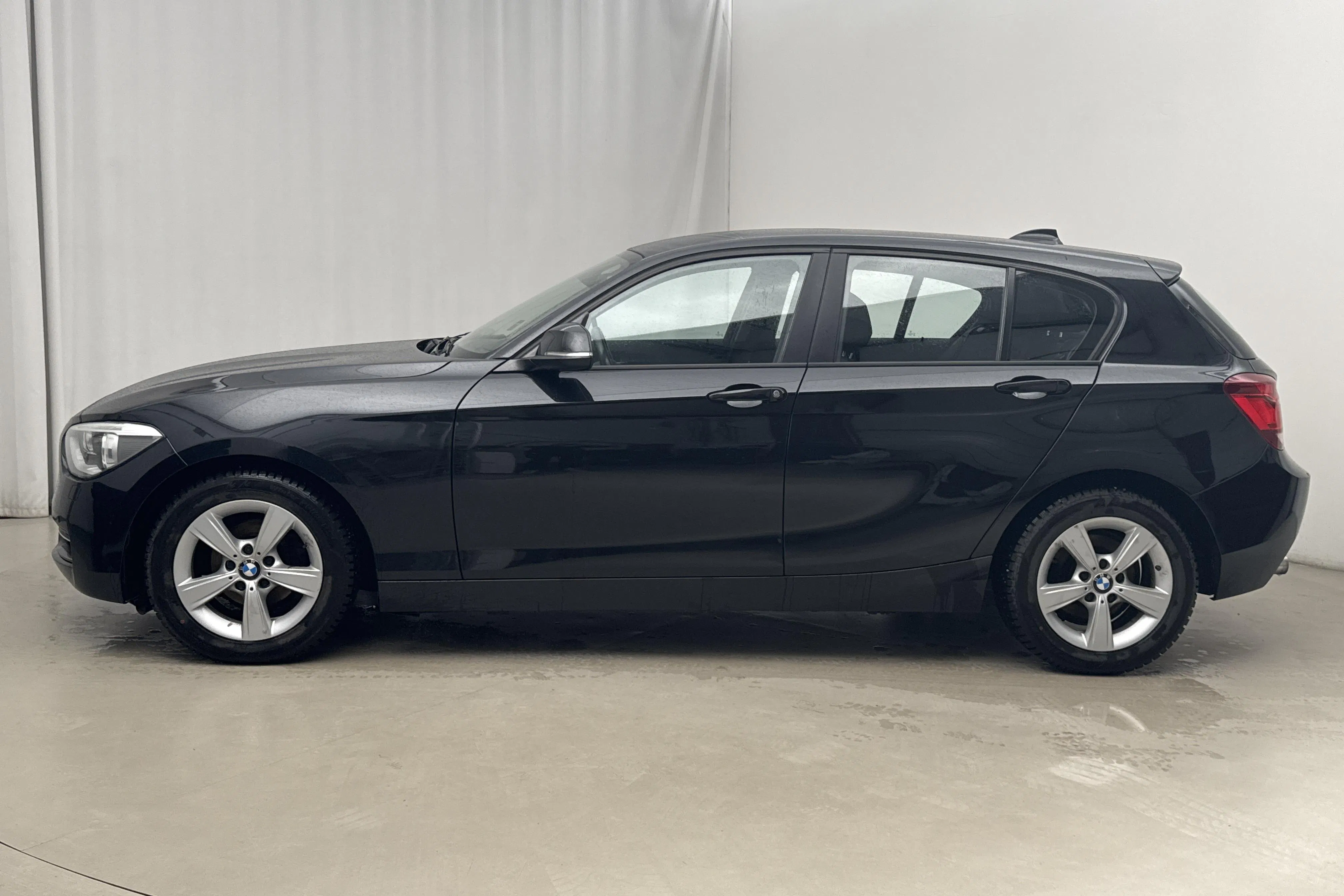 Presentationsfoto 2 av 14: BMW 116d 5dr, F20 (116hk) - 9 548 mil - Manuell - svart - 2013