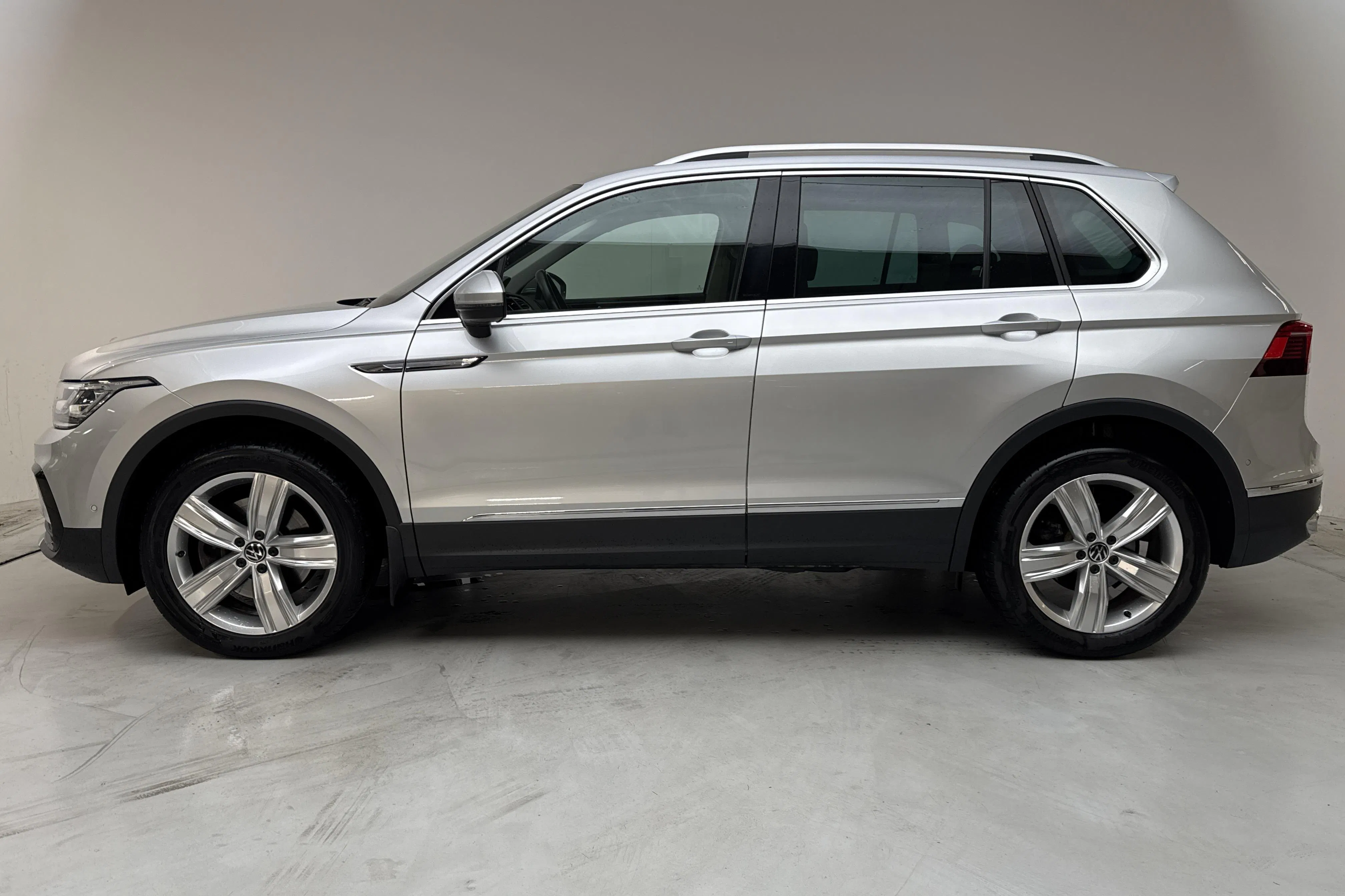 Presentationsfoto 2 av 14: VW Tiguan 2.0 TDI 4MOTION (200hk) - 9 032 mil - Automat - silver - 2021