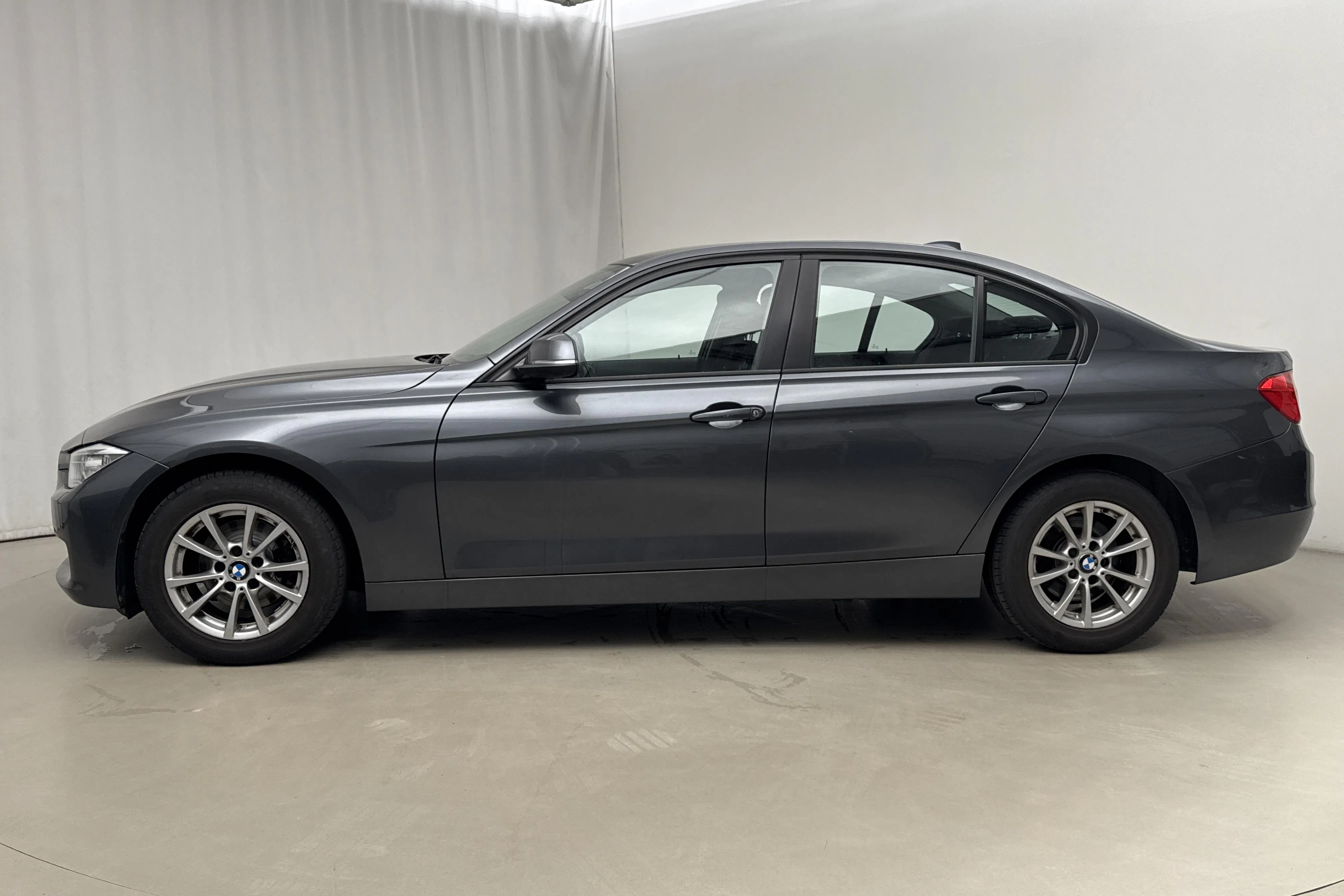 Presentationsfoto 2 av 16: BMW 316d Sedan, F30 (116hk) - 9 633 mil - Manuell - grå - 2013