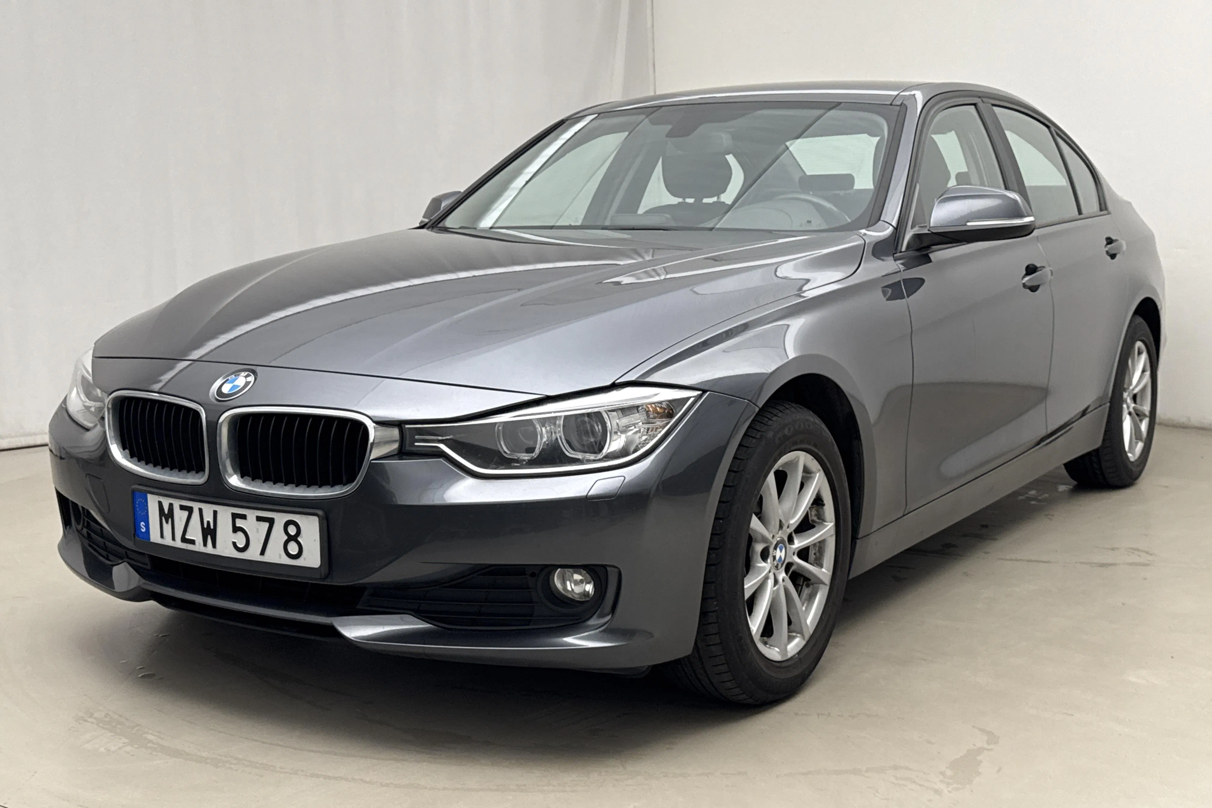 Presentationsfoto 1 av 16: BMW 316d Sedan, F30 (116hk) - 9 633 mil - Manuell - grå - 2013