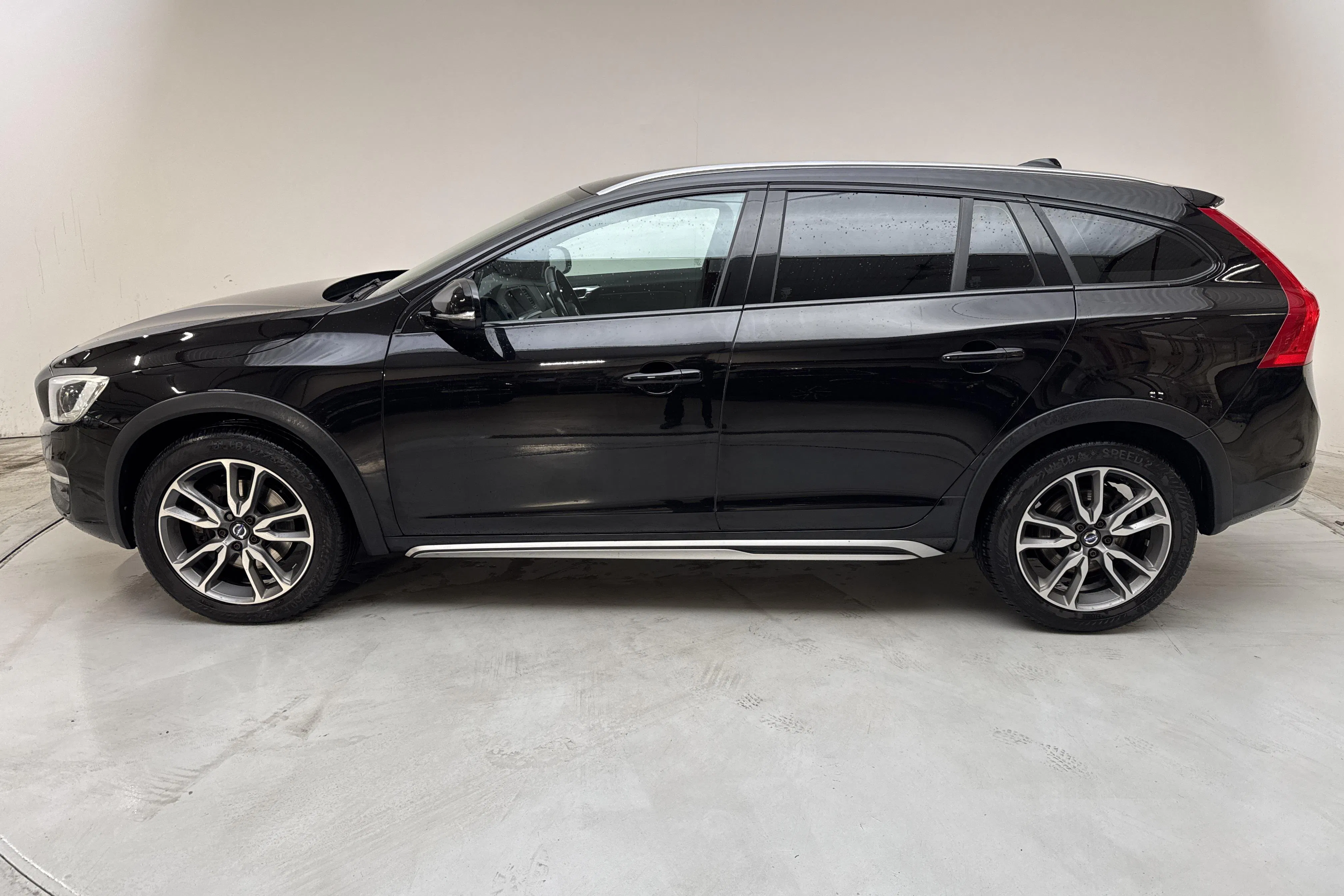 Presentationsfoto 2 av 16: Volvo V60 D4 Cross Country AWD (190hk) - 15 646 mil - Automat - svart - 2017