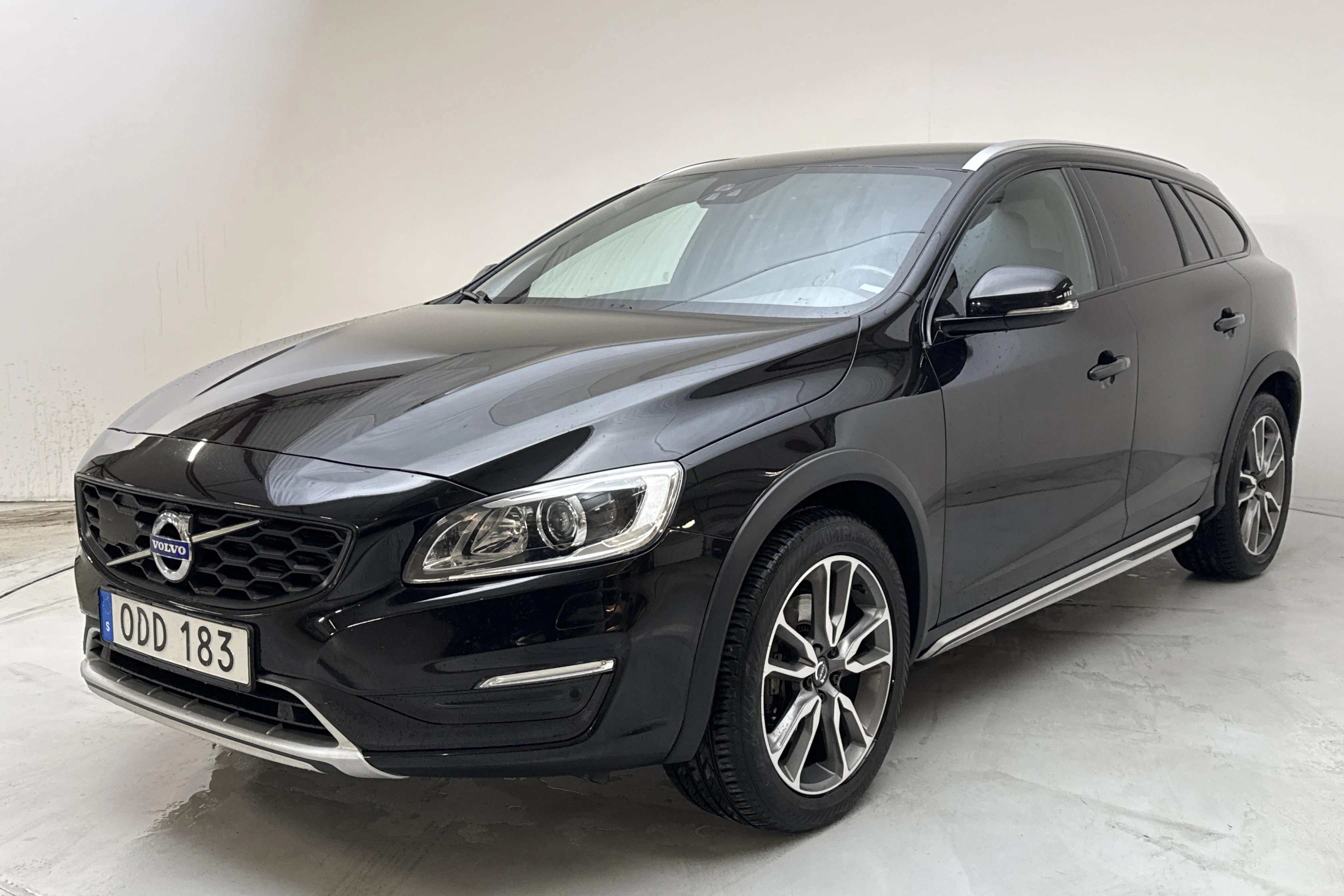 Presentationsfoto 1 av 16: Volvo V60 D4 Cross Country AWD (190hk) - 15 646 mil - Automat - svart - 2017