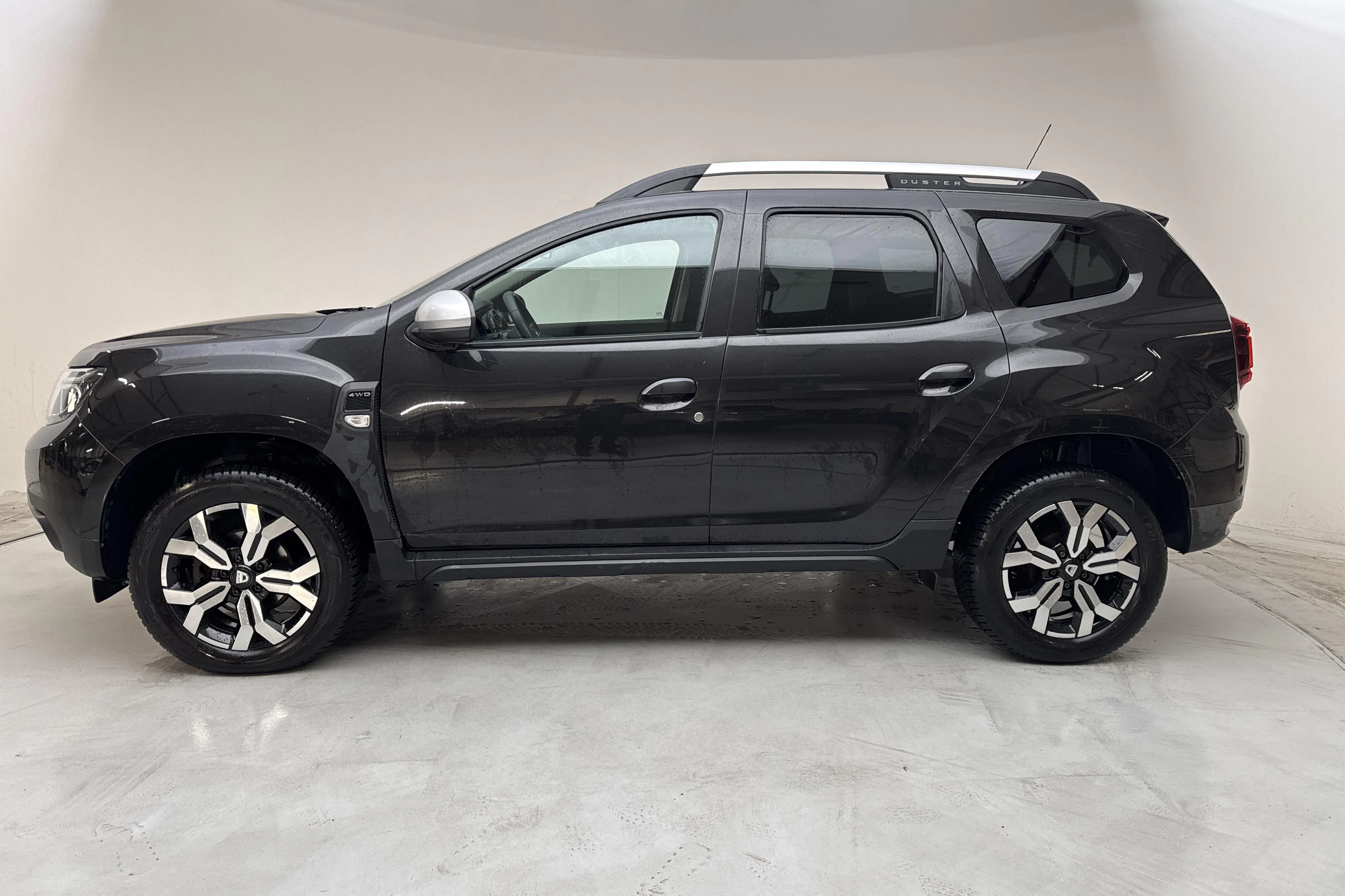 Presentationsfoto 2 av 15: Dacia Duster 1.5 dCi 4x4 (115hk) - 8 302 mil - Manuell - svart - 2022