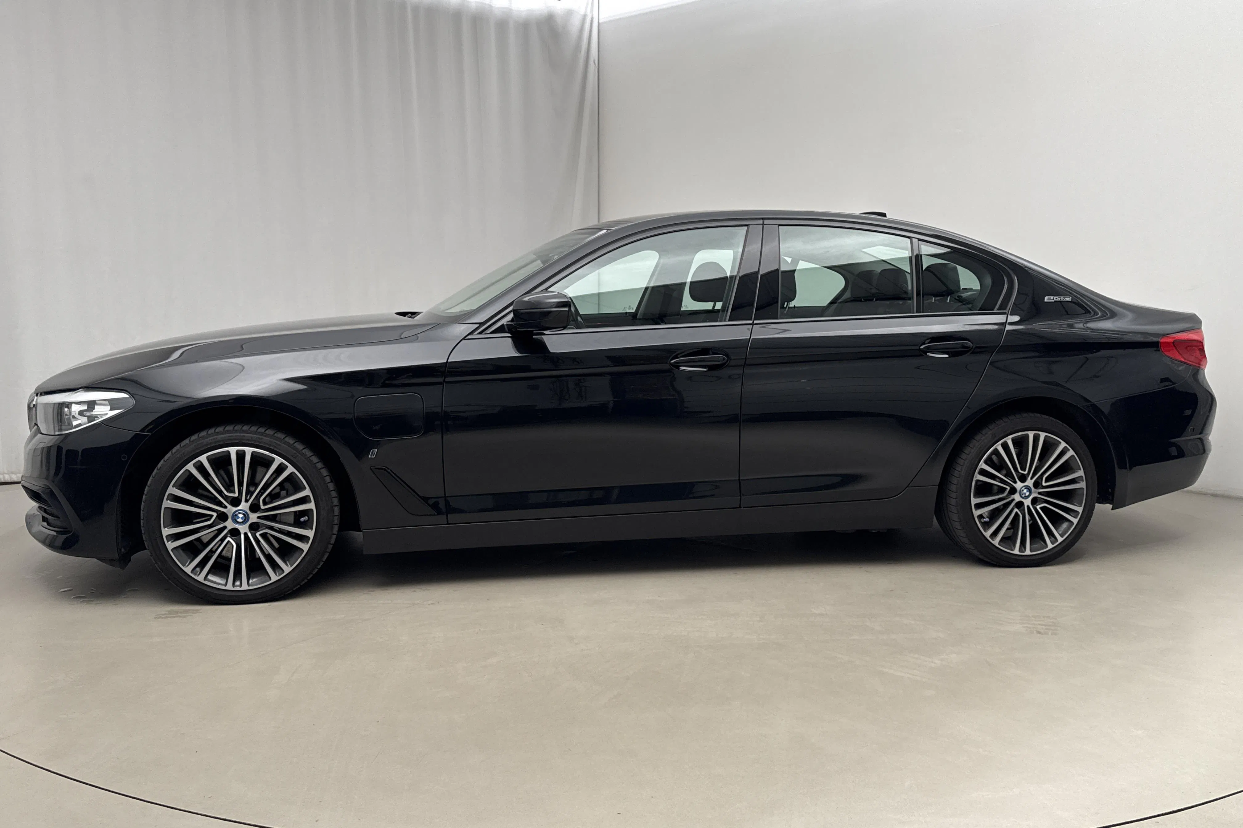 Presentationsfoto 2 av 19: BMW 530e iPerformance Sedan, G30 (252hk) - 15 095 mil - Automat - svart - 2019