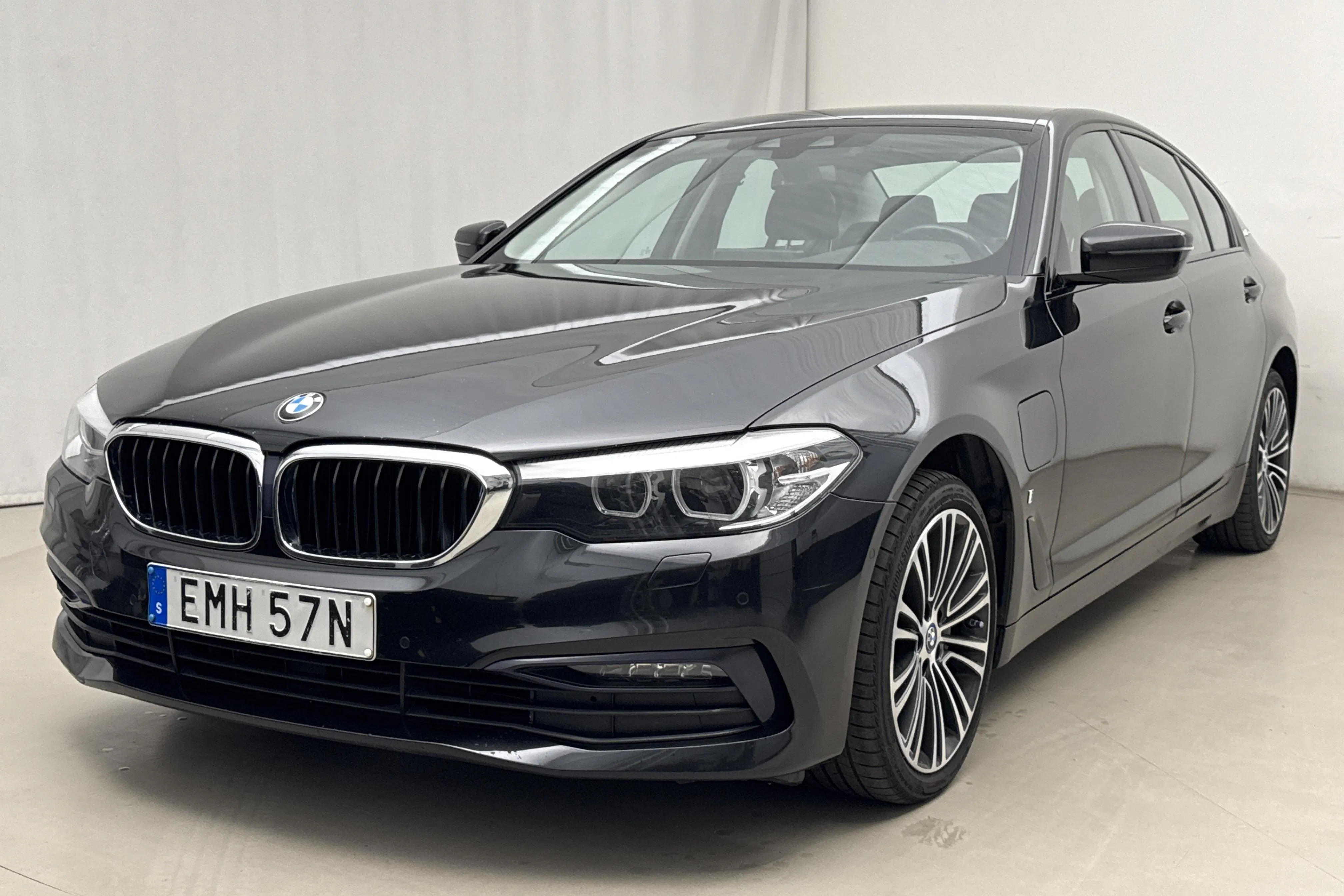 Presentationsfoto 1 av 19: BMW 530e iPerformance Sedan, G30 (252hk) - 15 095 mil - Automat - svart - 2019