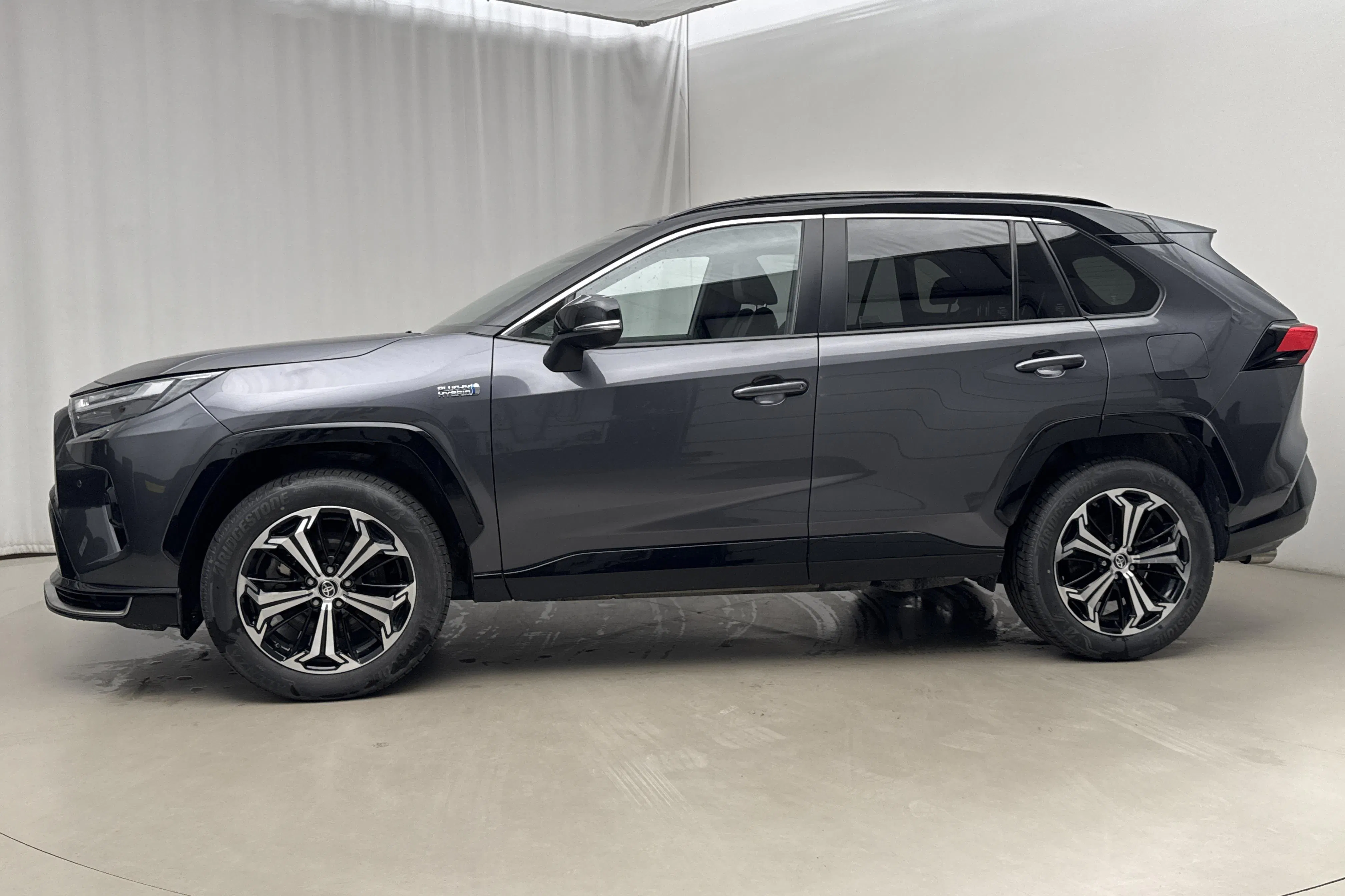 Presentation photo 2 of 21: Toyota RAV4 2.5 Plug-in Hybrid AWDi (306hk) - 69 940 km - Automatic - gray - 2023