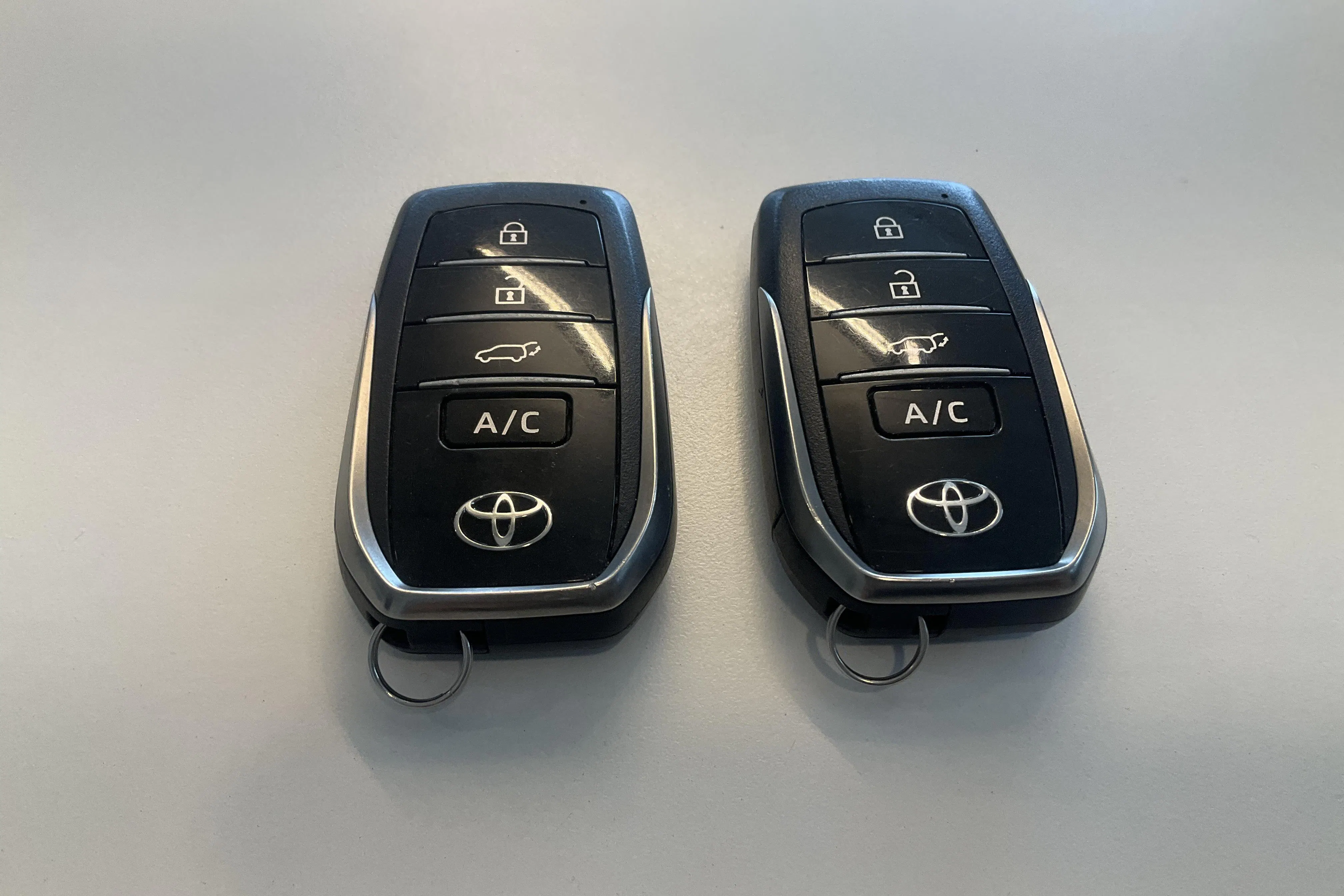 Presentation photo 21 of 21: Toyota RAV4 2.5 Plug-in Hybrid AWDi (306hk) - 69 940 km - Automatic - gray - 2023