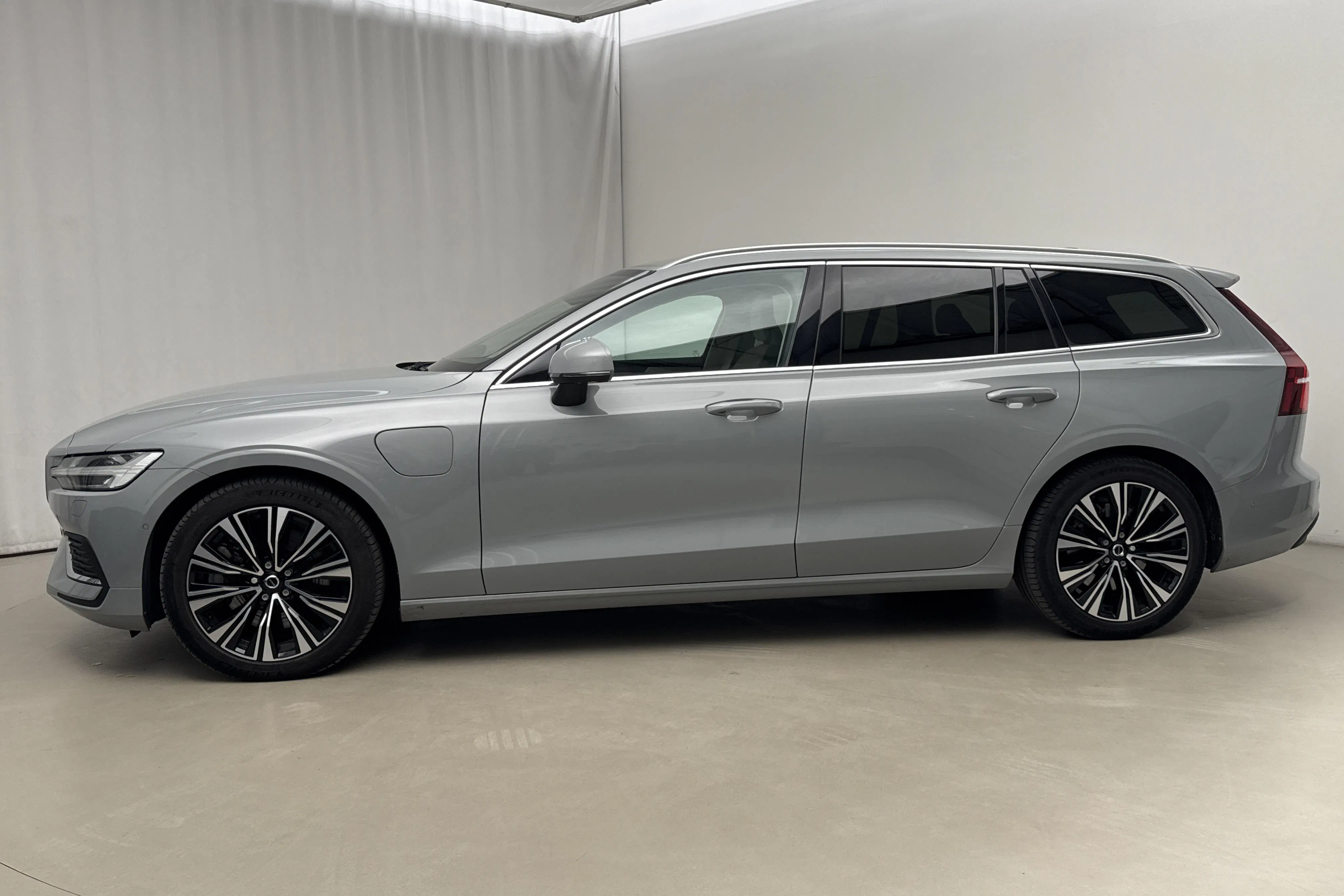 Presentation photo 2 of 24: Volvo V60 T6 AWD Recharge (350hk) - 68 530 km - Automatic - gray - 2024
