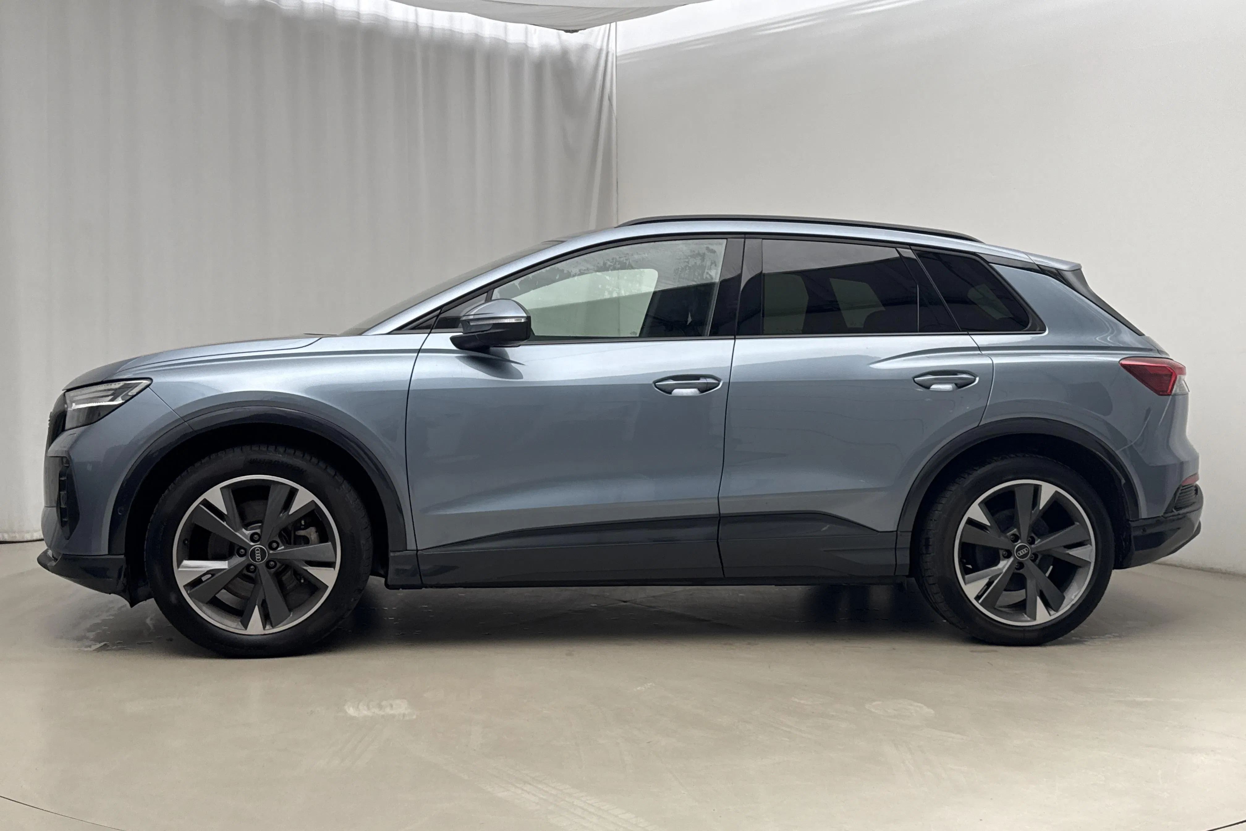 Presentationsfoto 2 av 22: Audi Q4 45 e-tron quattro 82kWh (286hk) - 4 260 mil - Automat - blå - 2024