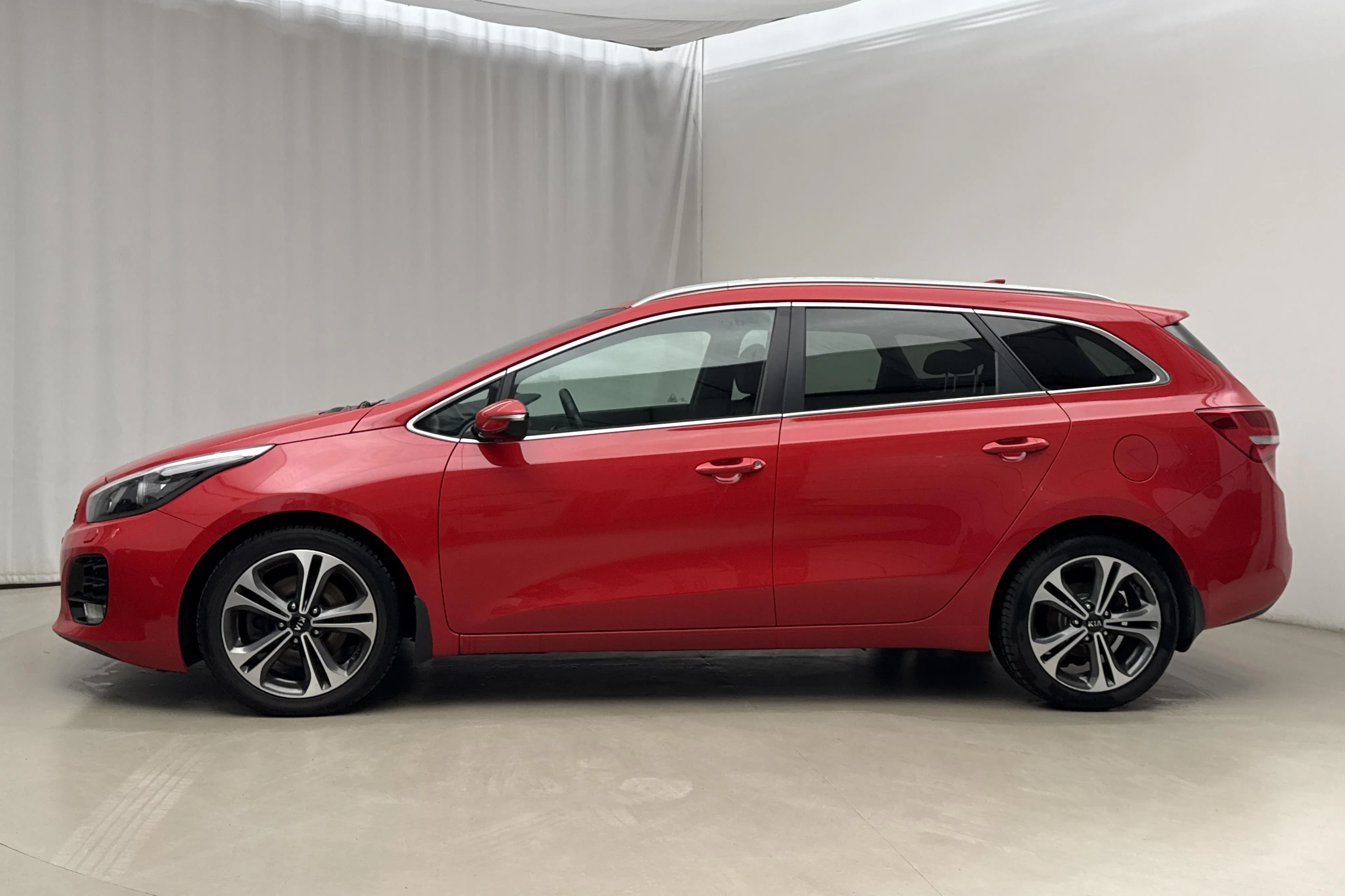 Presentation photo 2 of 17: KIA Cee'd 1.6 CRDi SW (136hk) - 99 550 km - Manual - red - 2018