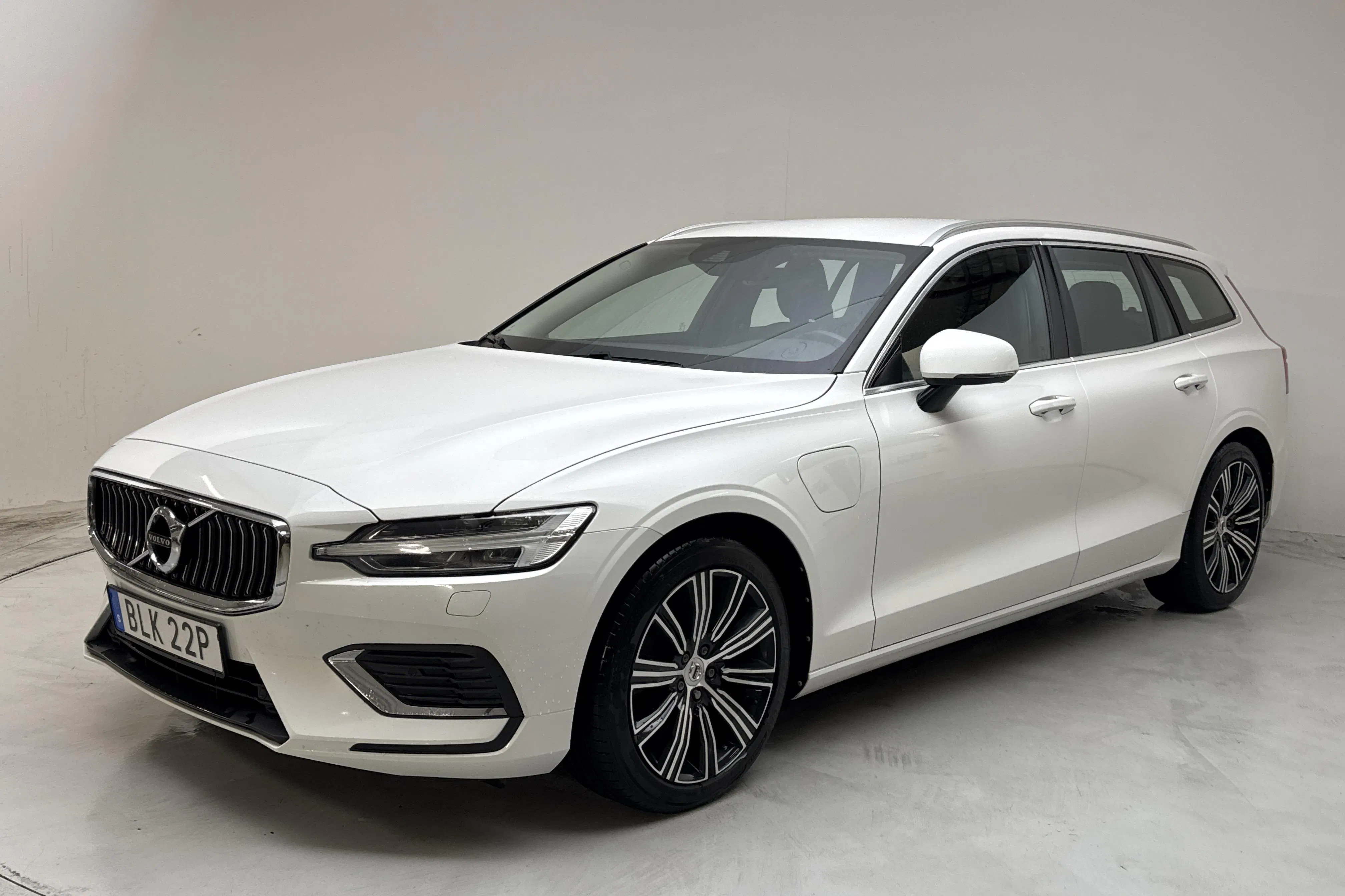 Presentationsfoto 1 av 18: Volvo V60 T6 AWD Twin Engine (340hk) - 24 878 mil - Automat - vit - 2021
