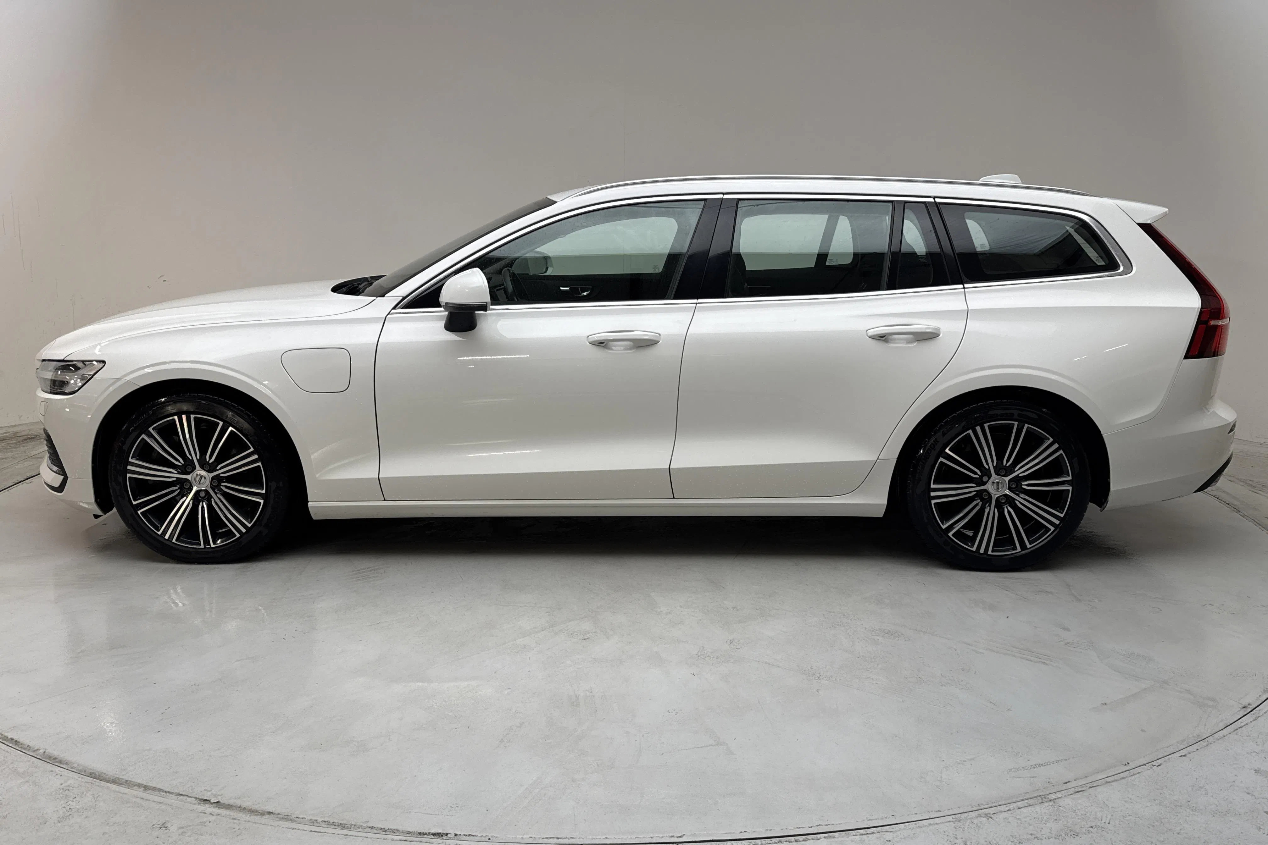 Presentationsfoto 2 av 18: Volvo V60 T6 AWD Twin Engine (340hk) - 24 878 mil - Automat - vit - 2021
