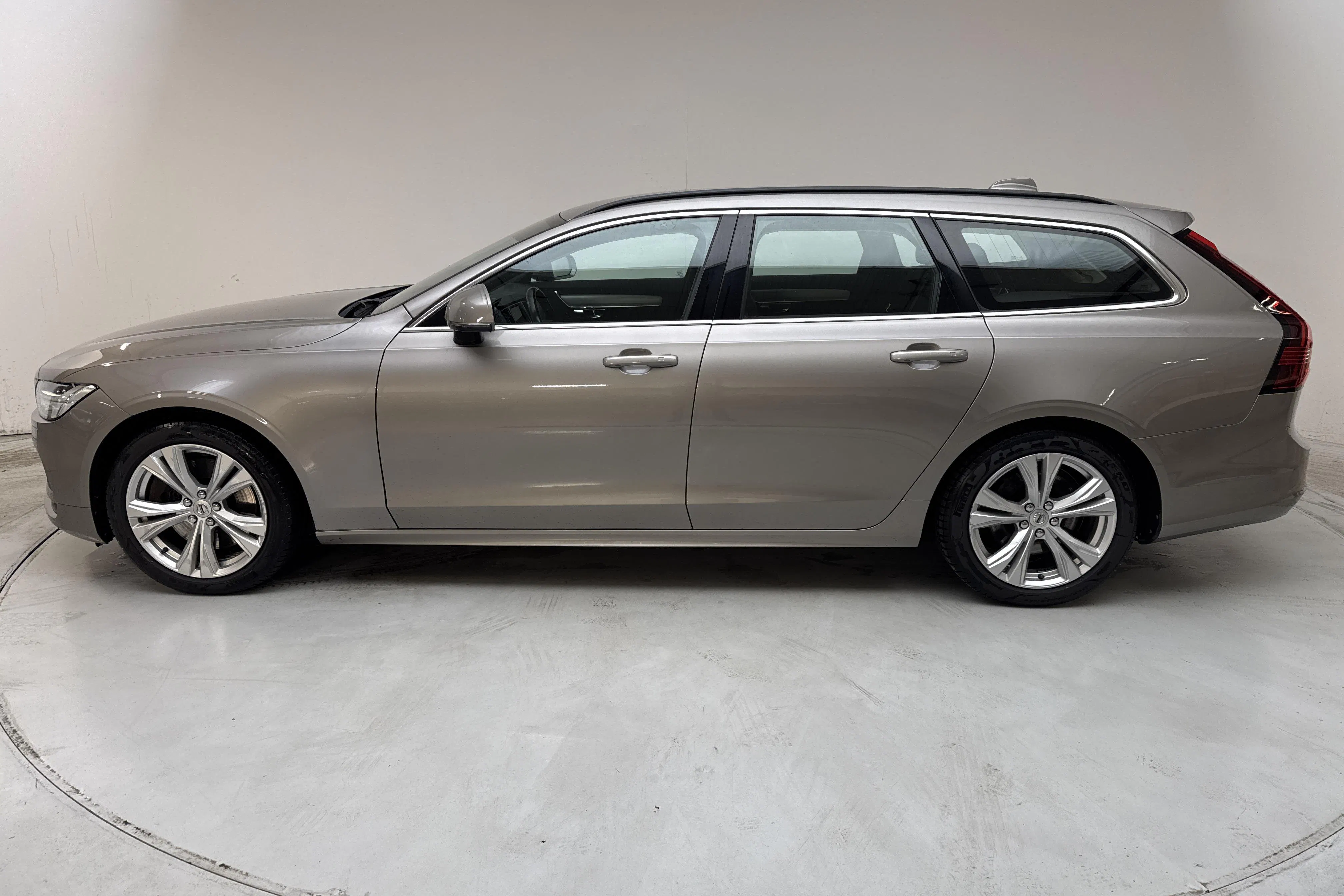 Zdjęcie prezentacyjne 2 z 14: Volvo V90 B4 Mildhybrid, Diesel (190hk) - 228 280 km - Automatyczna - szary - 2022