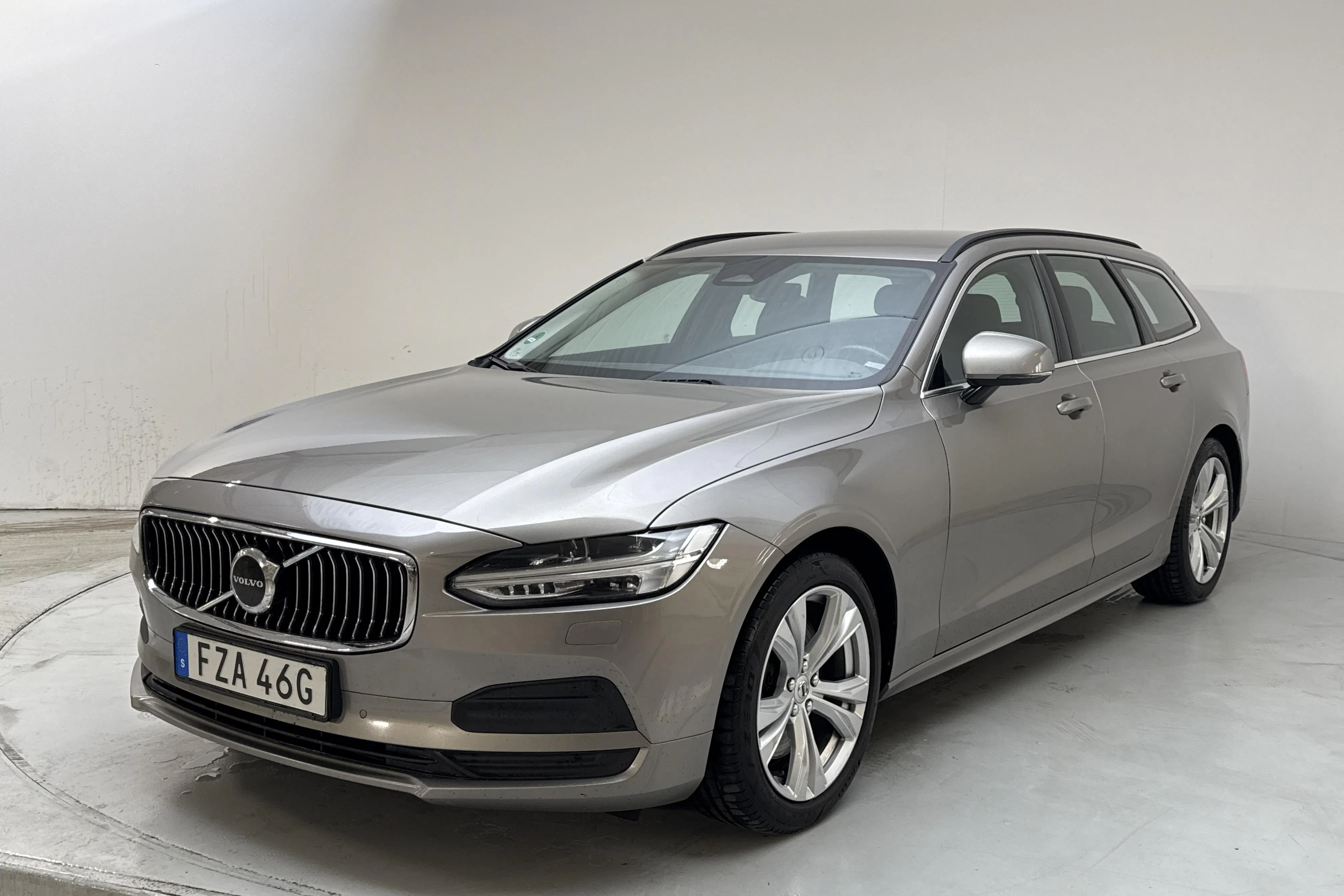 Zdjęcie prezentacyjne 1 z 14: Volvo V90 B4 Mildhybrid, Diesel (190hk) - 228 280 km - Automatyczna - szary - 2022