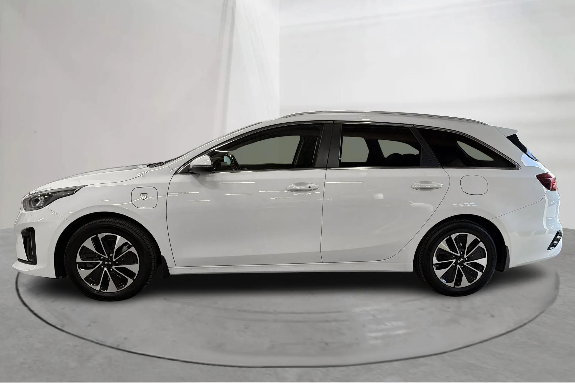 Presentation photo 2 of 15: KIA Ceed 1.6 Plug-in Hybrid SW (141hk) - 137 880 km - Automatic - white - 2021