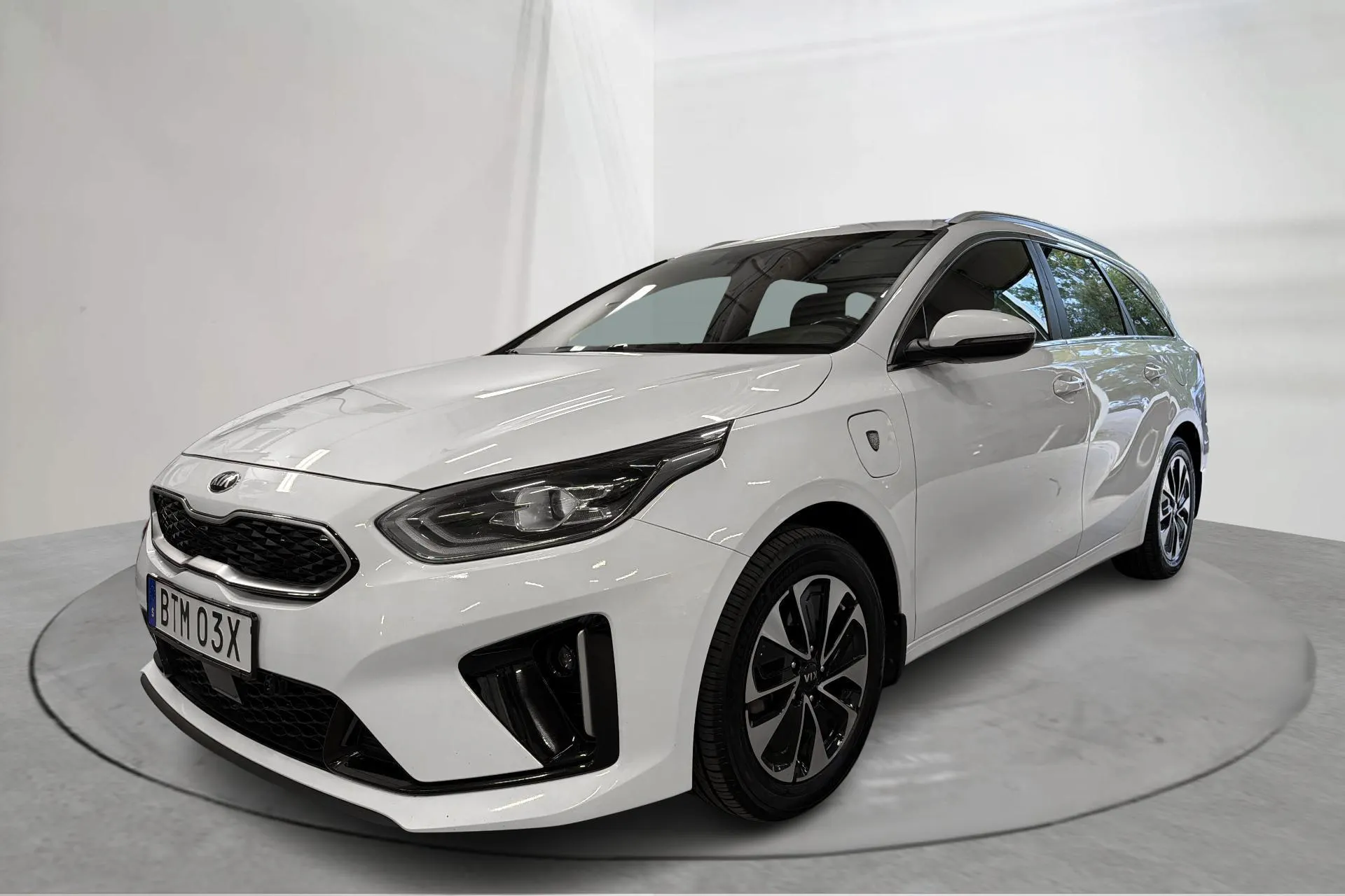 Presentation photo 1 of 15: KIA Ceed 1.6 Plug-in Hybrid SW (141hk) - 137 880 km - Automatic - white - 2021