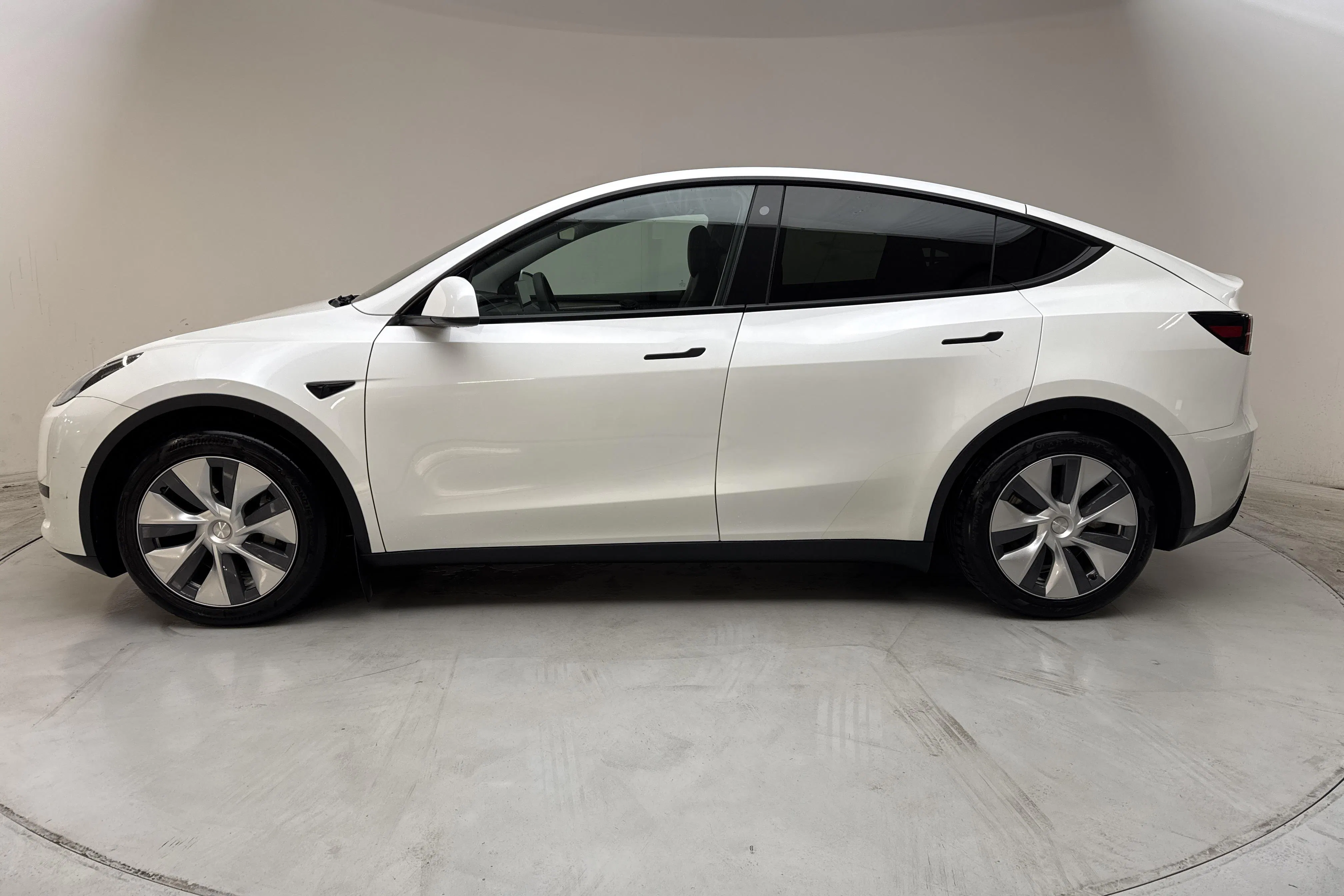 Presentation photo 2 of 19: Tesla Model Y RWD - 49 420 km - Automatic - white - 2024