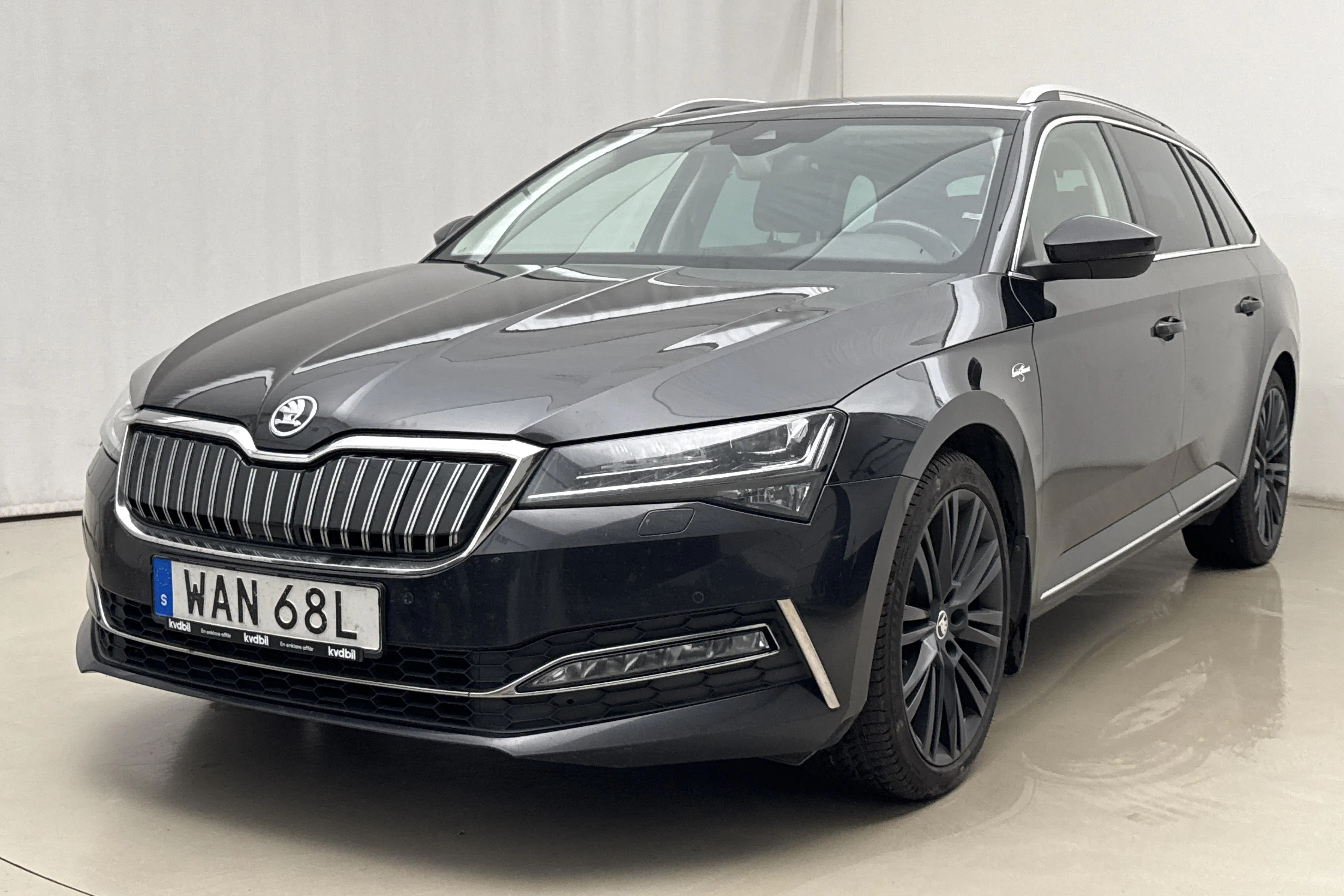 Presentationsfoto 1 av 23: Skoda Superb 1.4 TSI PHEV Kombi (218hk) - 12 847 mil - Automat - svart - 2023