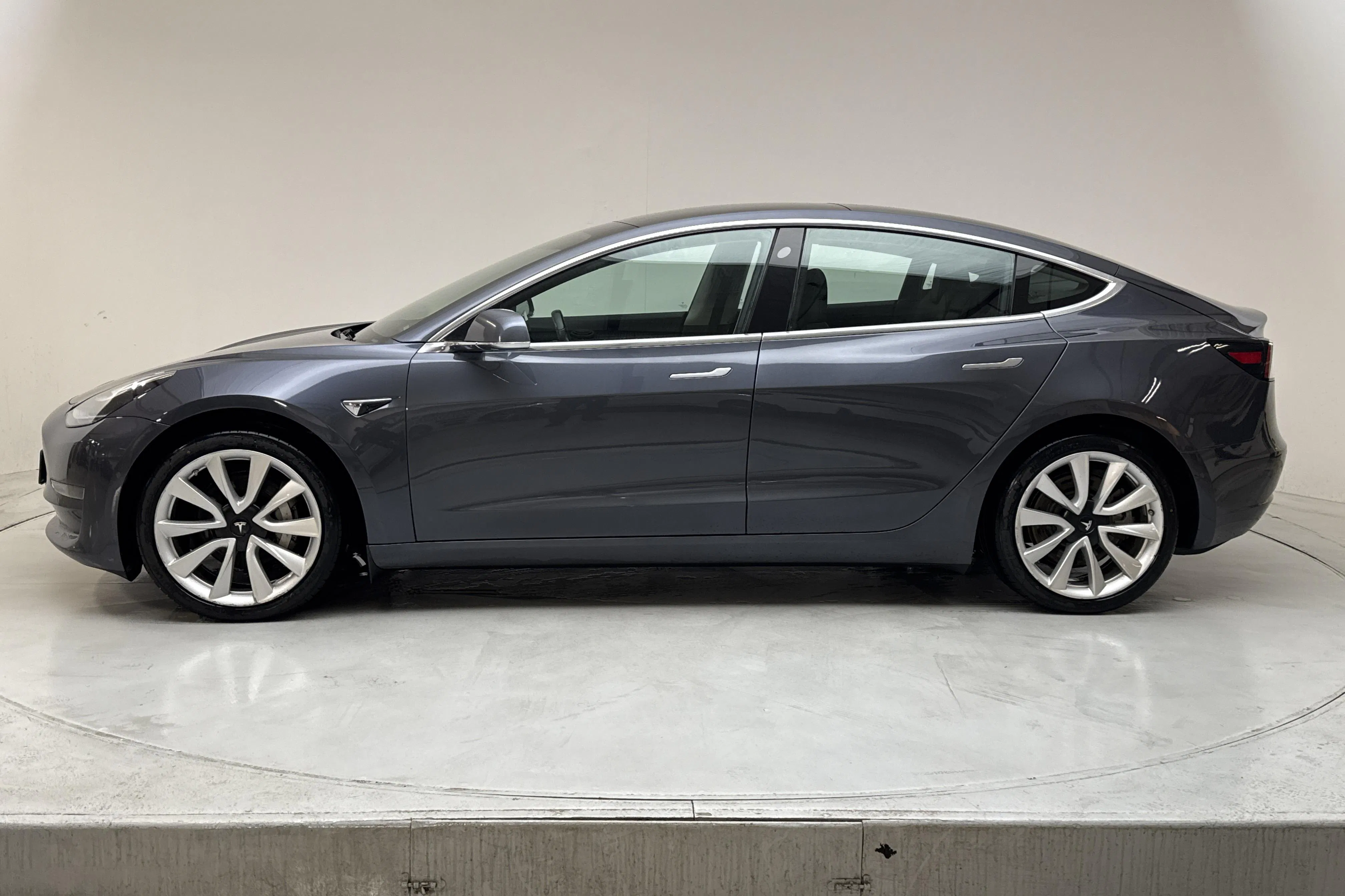 Presentation photo 2 of 17: Tesla Model 3 Long Range Dual Motor AWD - 178 670 km - Automatic - gray - 2019