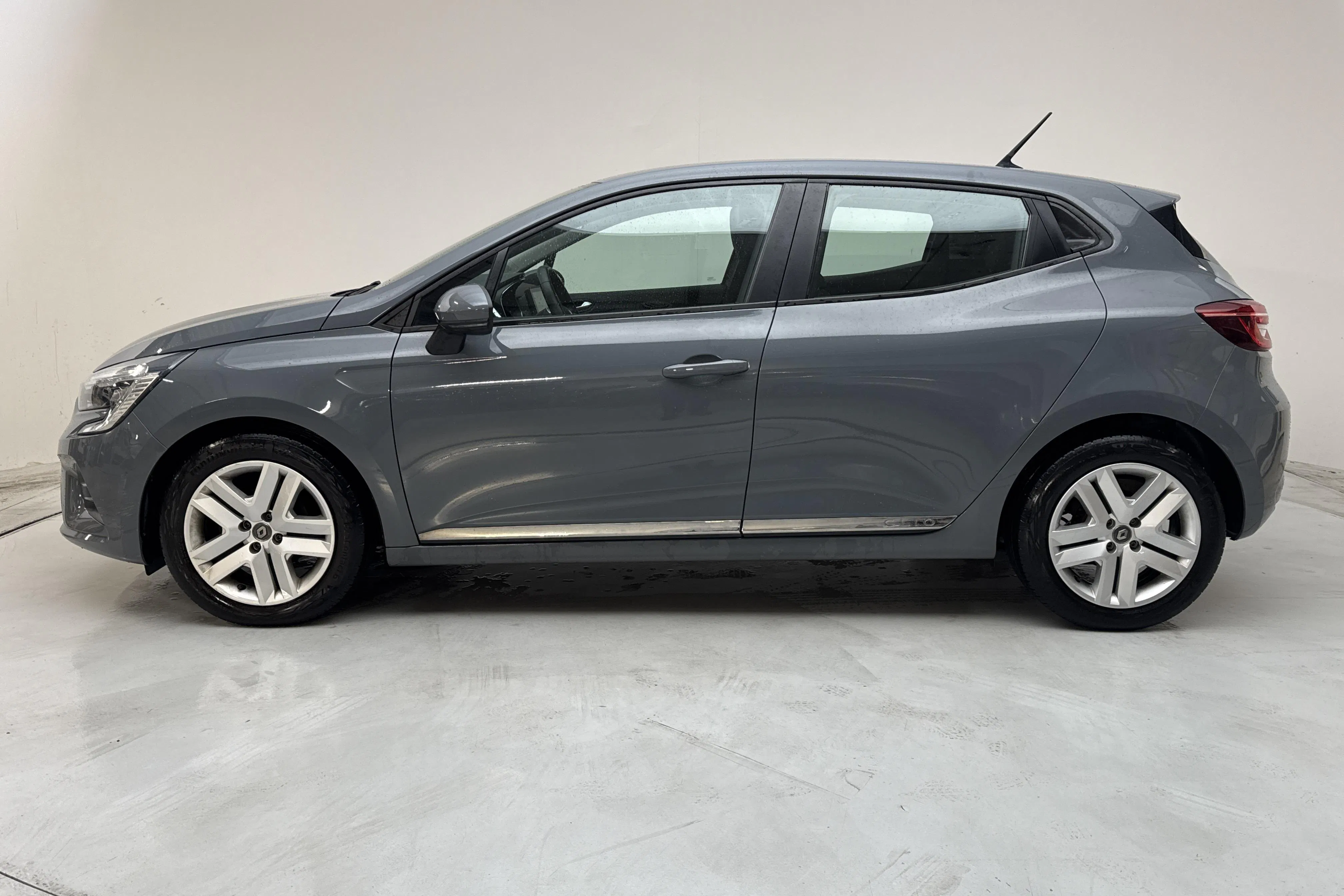 Presentationsfoto 2 av 12: Renault Clio V 1.0 SCe 5dr (75hk) - 6 343 mil - Manuell - Ljusgrå - 2021