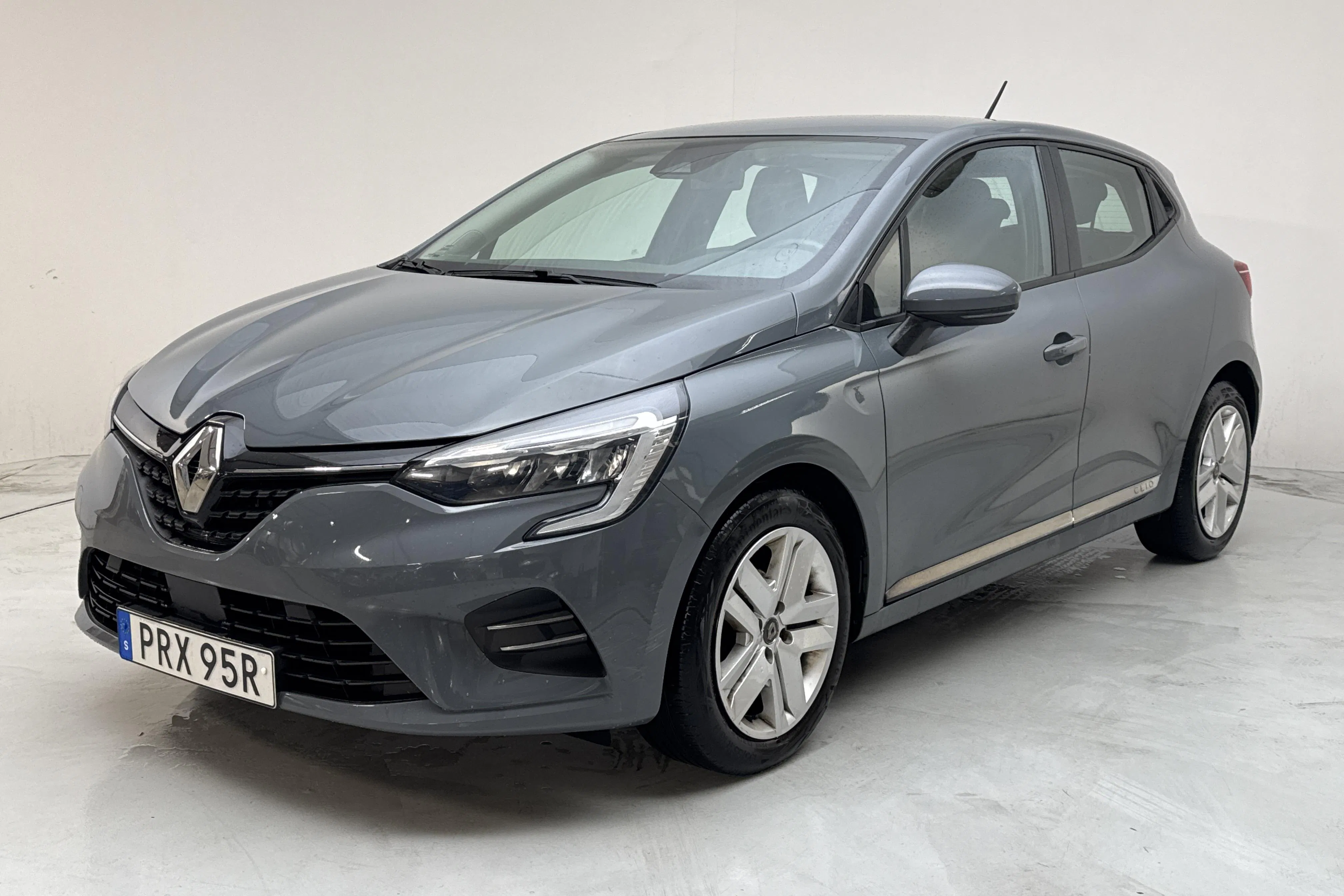 Presentationsfoto 1 av 12: Renault Clio V 1.0 SCe 5dr (75hk) - 6 343 mil - Manuell - Ljusgrå - 2021