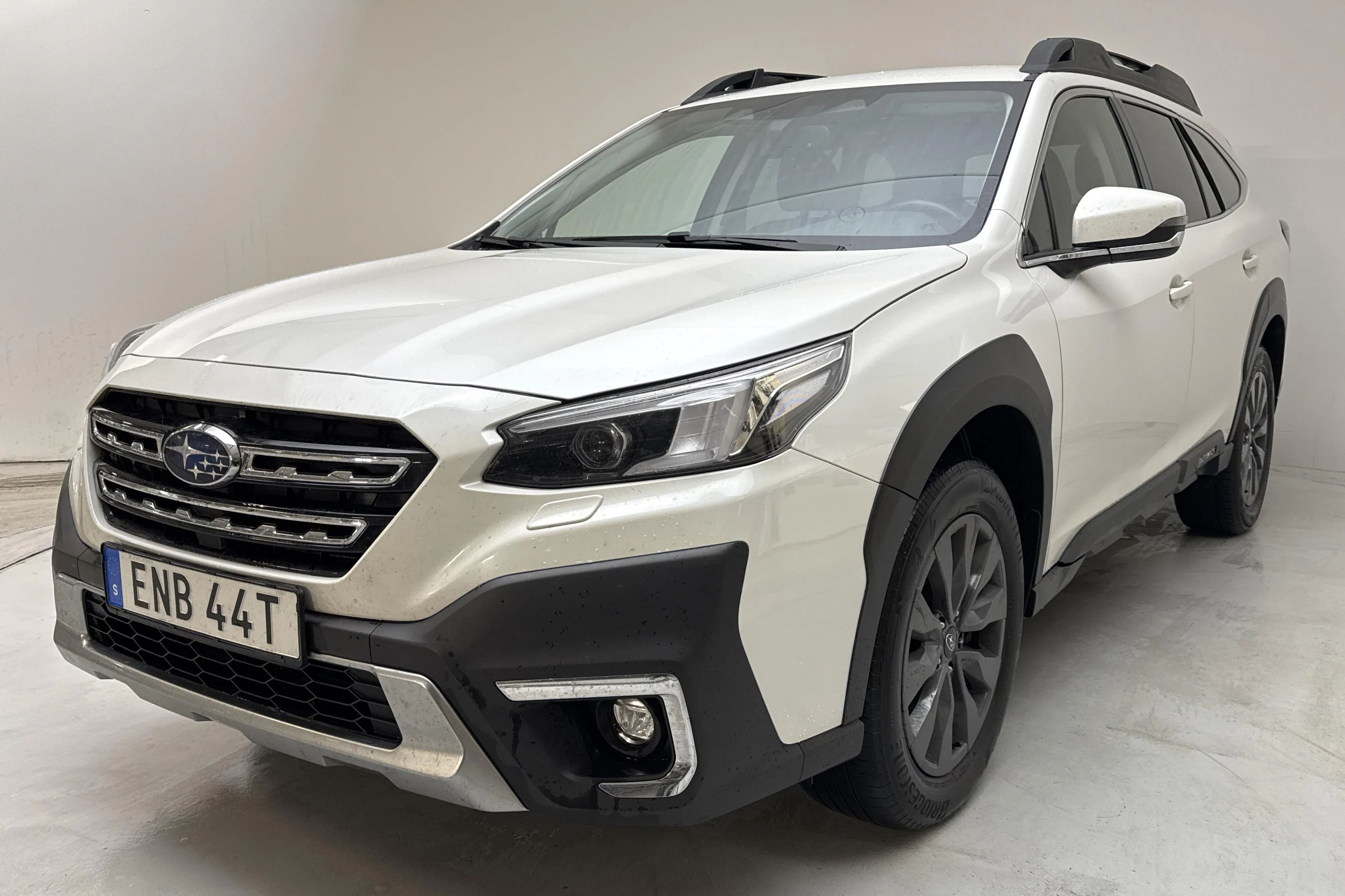 Presentationsfoto 1 av 14: Subaru Outback 2.5i XFuel 4WD (169hk) - 15 755 mil - Automat - vit - 2023