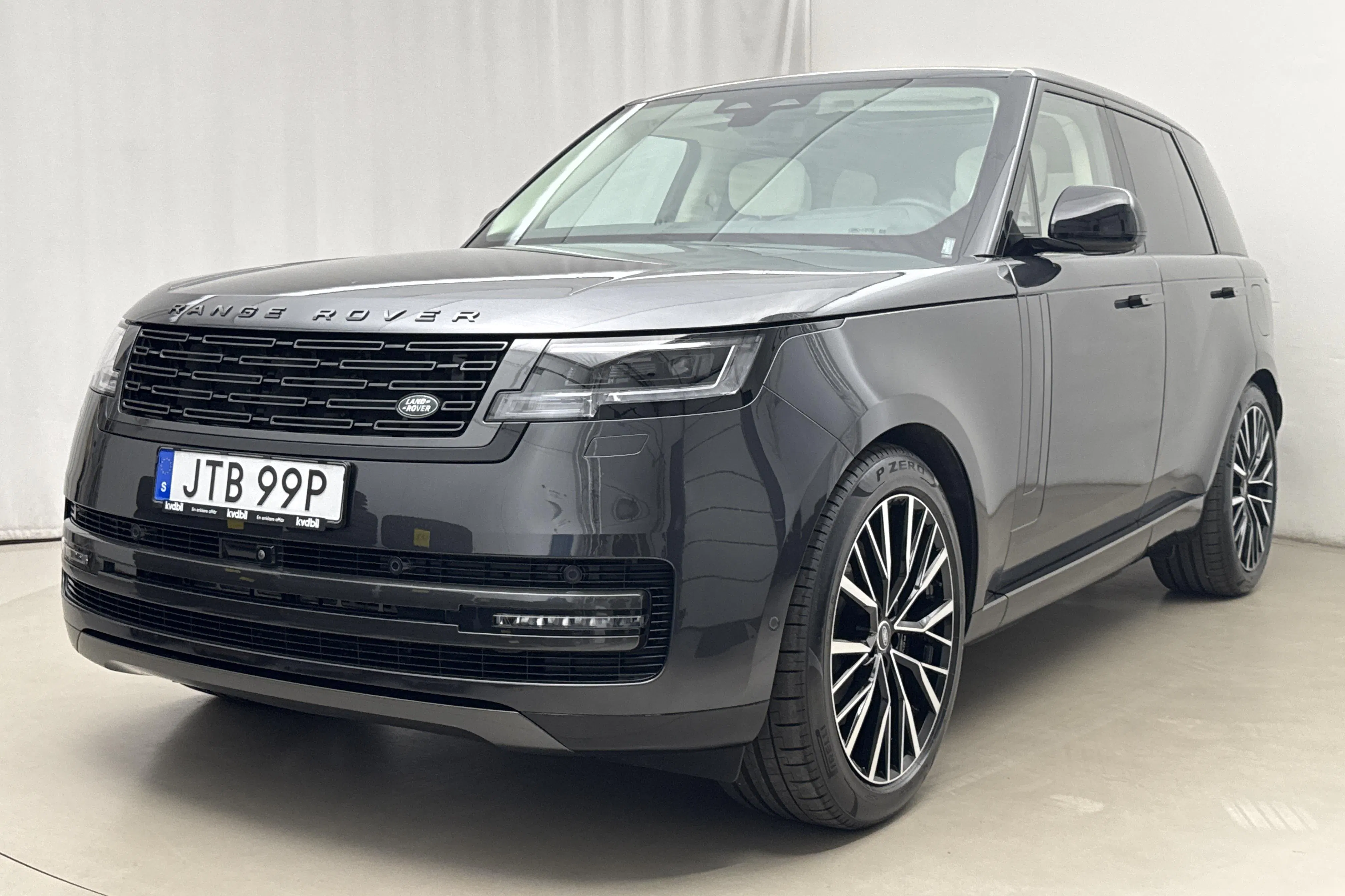 Presentationsfoto 1 av 31: Land Rover Range Rover P550e (550hk) - 221 mil - Automat - grå - 2024