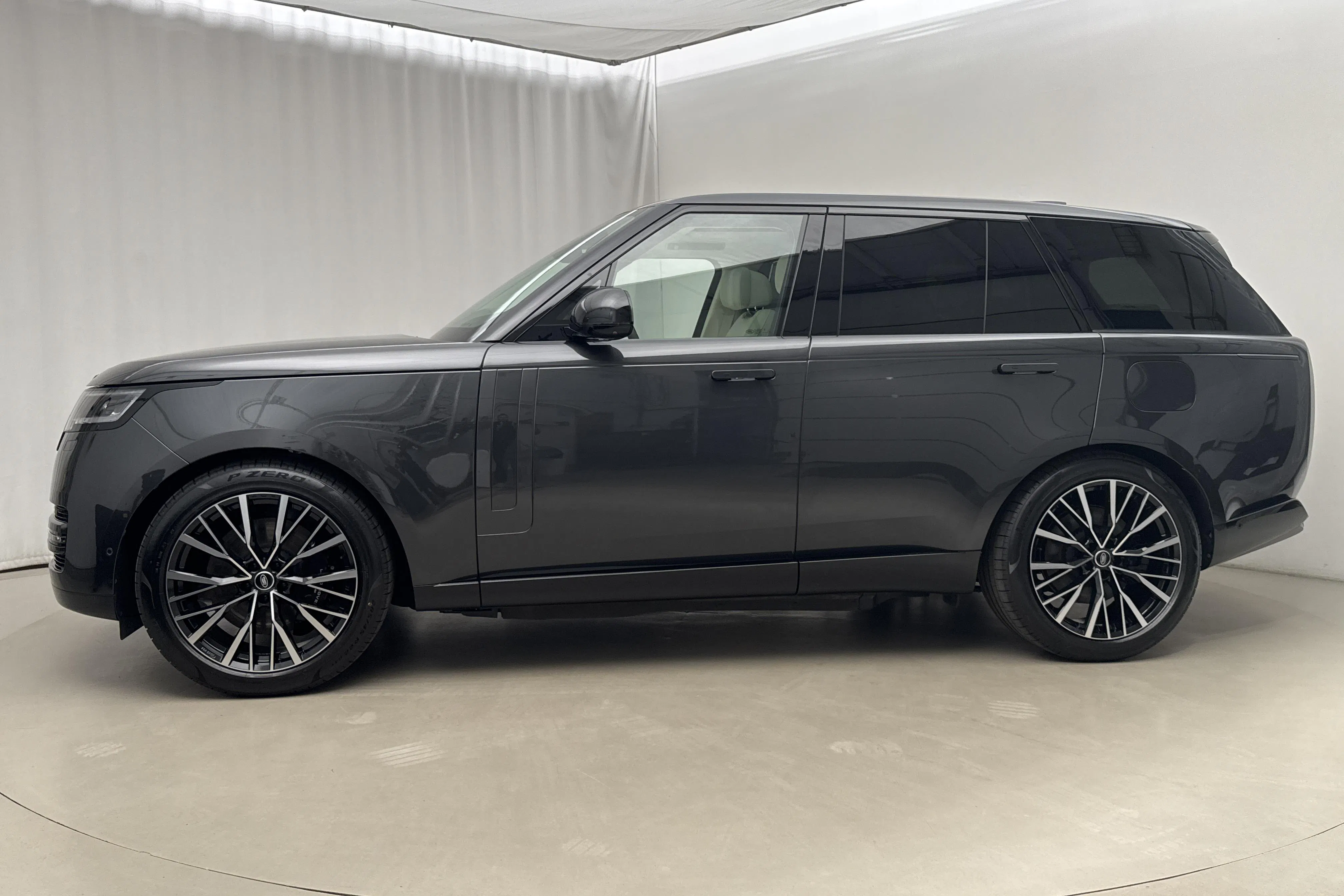 Presentationsfoto 2 av 31: Land Rover Range Rover P550e (550hk) - 221 mil - Automat - grå - 2024