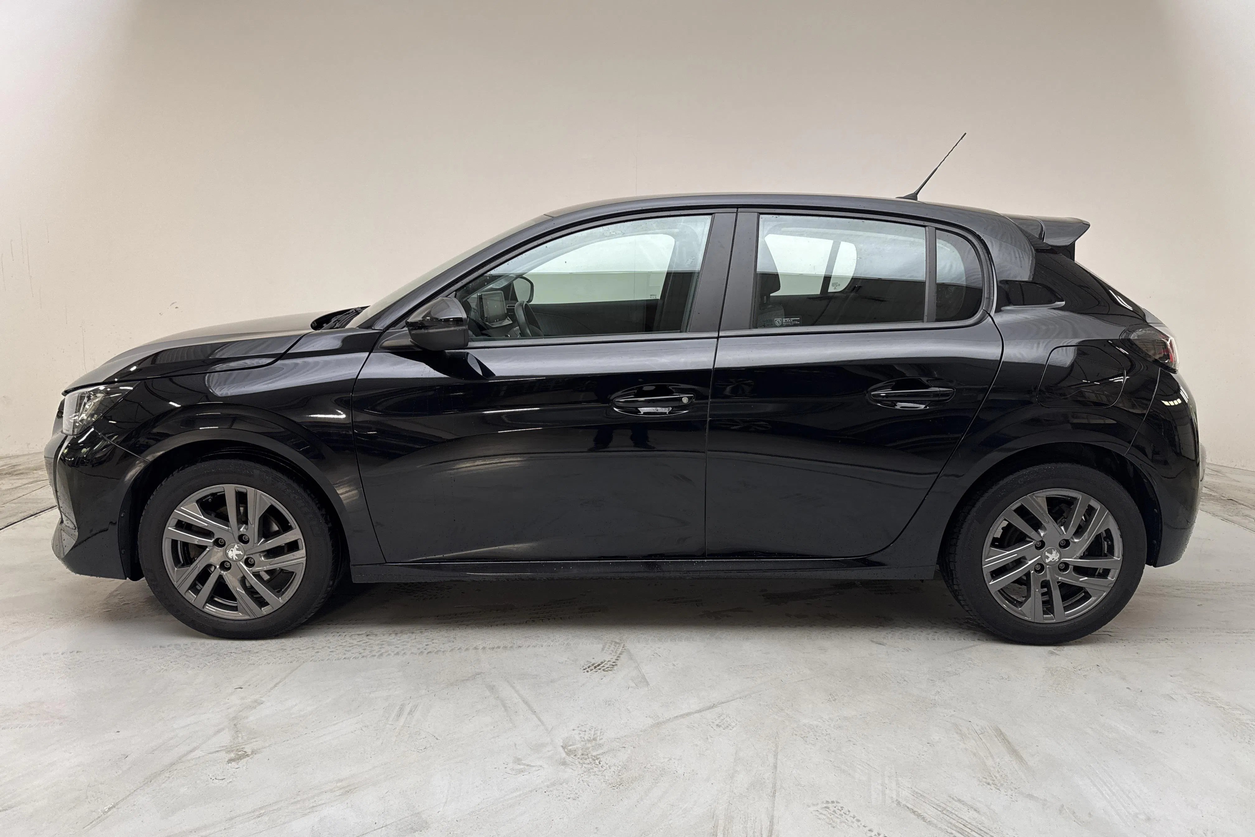 Presentation photo 2 of 12: Peugeot 208 1.2 PureTech 5dr (100hk) - 80 480 km - Automatic - black - 2022