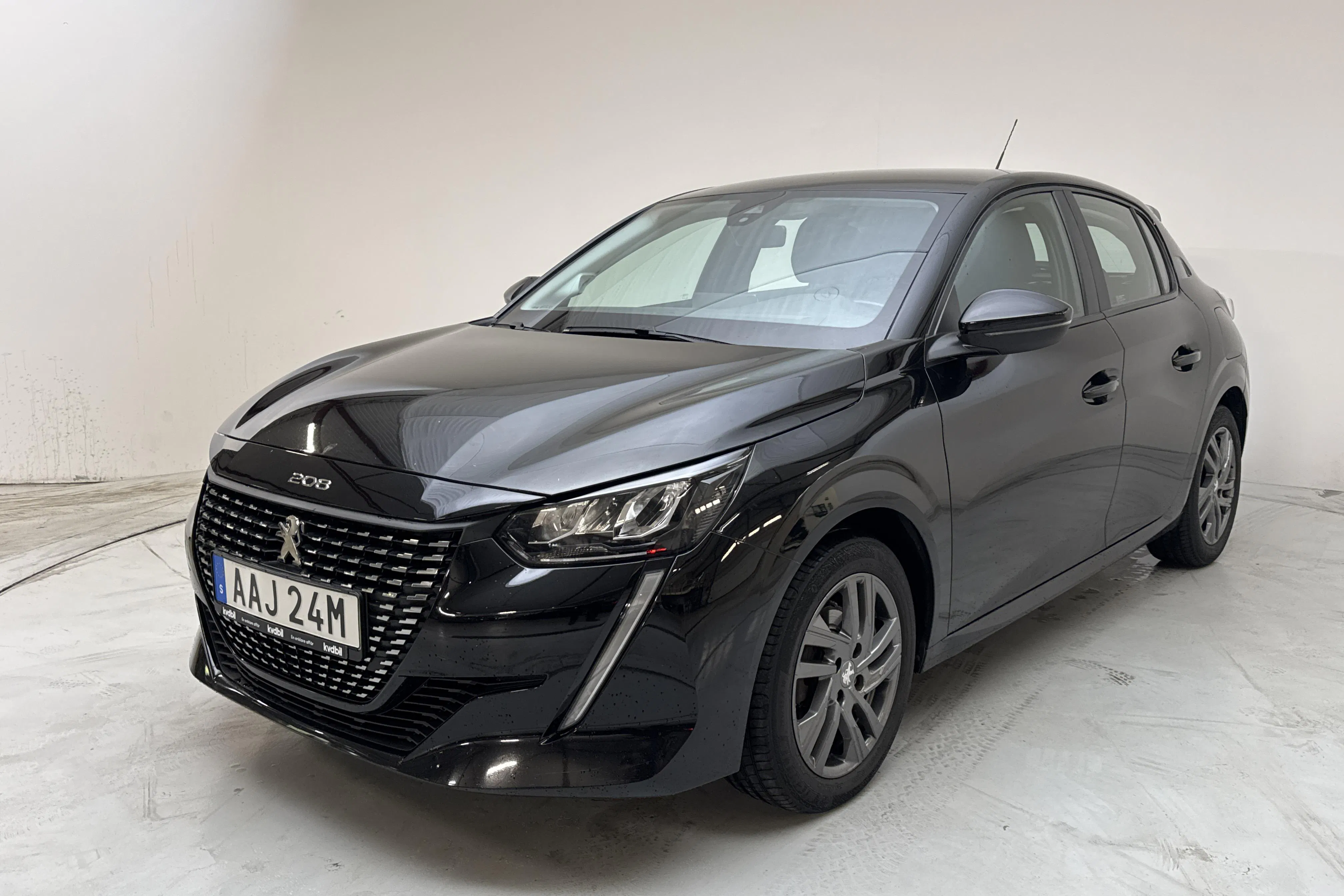 Presentation photo 1 of 12: Peugeot 208 1.2 PureTech 5dr (100hk) - 80 480 km - Automatic - black - 2022