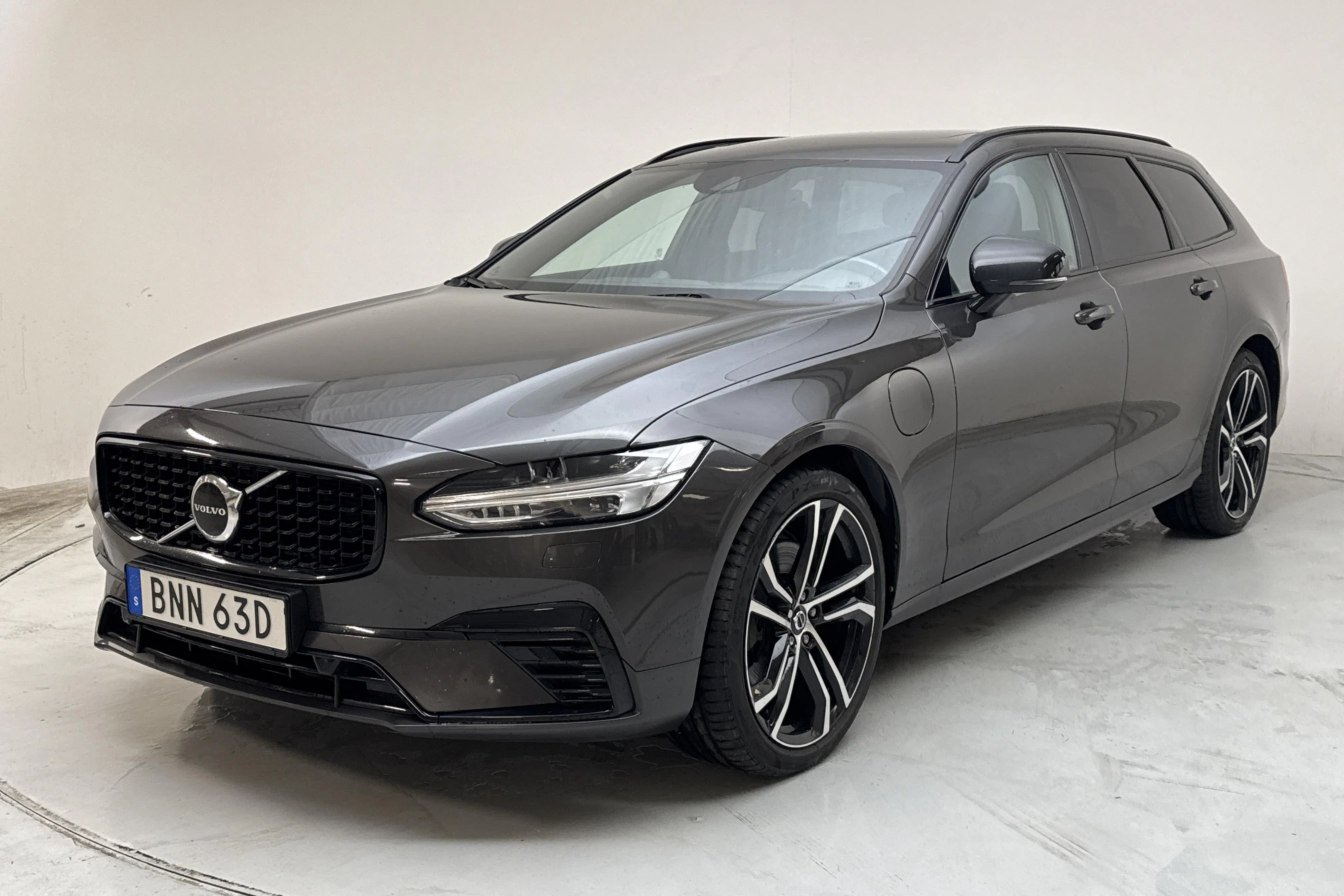 Presentationsfoto 1 av 18: Volvo V90 T8 AWD Twin Engine (390hk) - 12 279 mil - Automat - grå - 2021