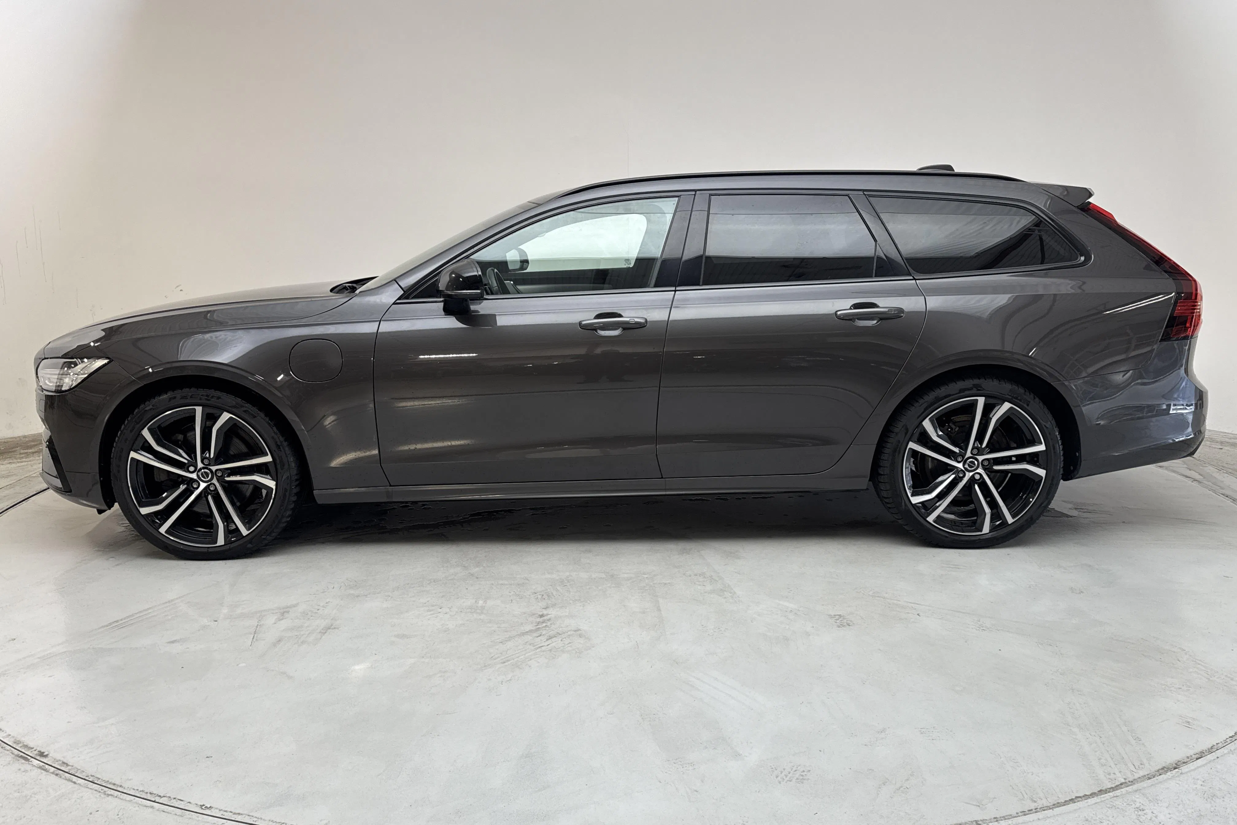 Presentationsfoto 2 av 18: Volvo V90 T8 AWD Twin Engine (390hk) - 12 279 mil - Automat - grå - 2021