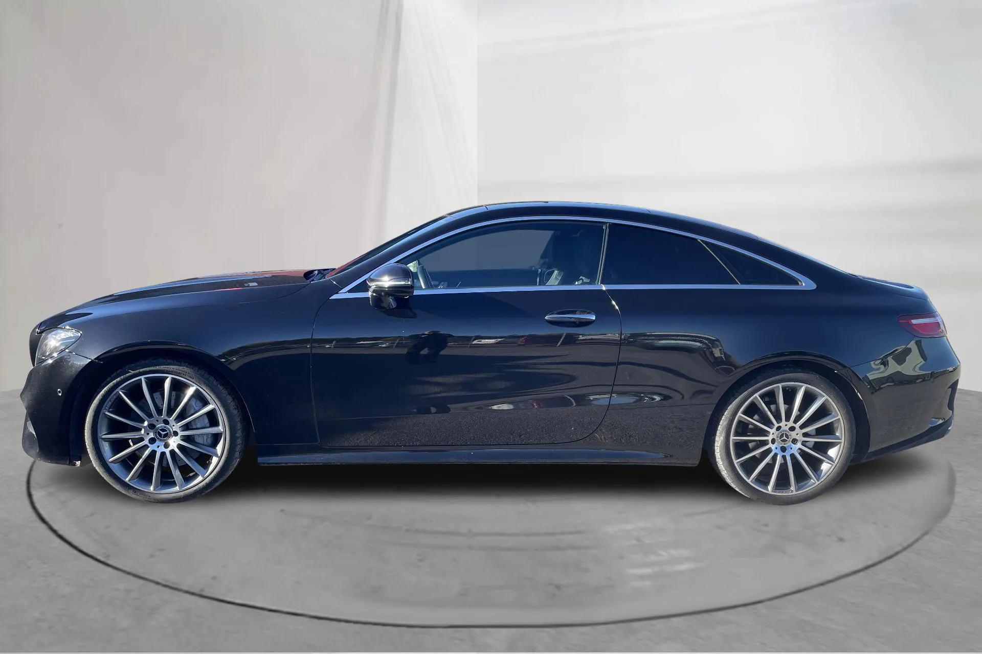 Presentationsfoto 2 av 22: Mercedes E 300 Coupé C238 (245hk) - 4 419 mil - Automat - svart - 2017