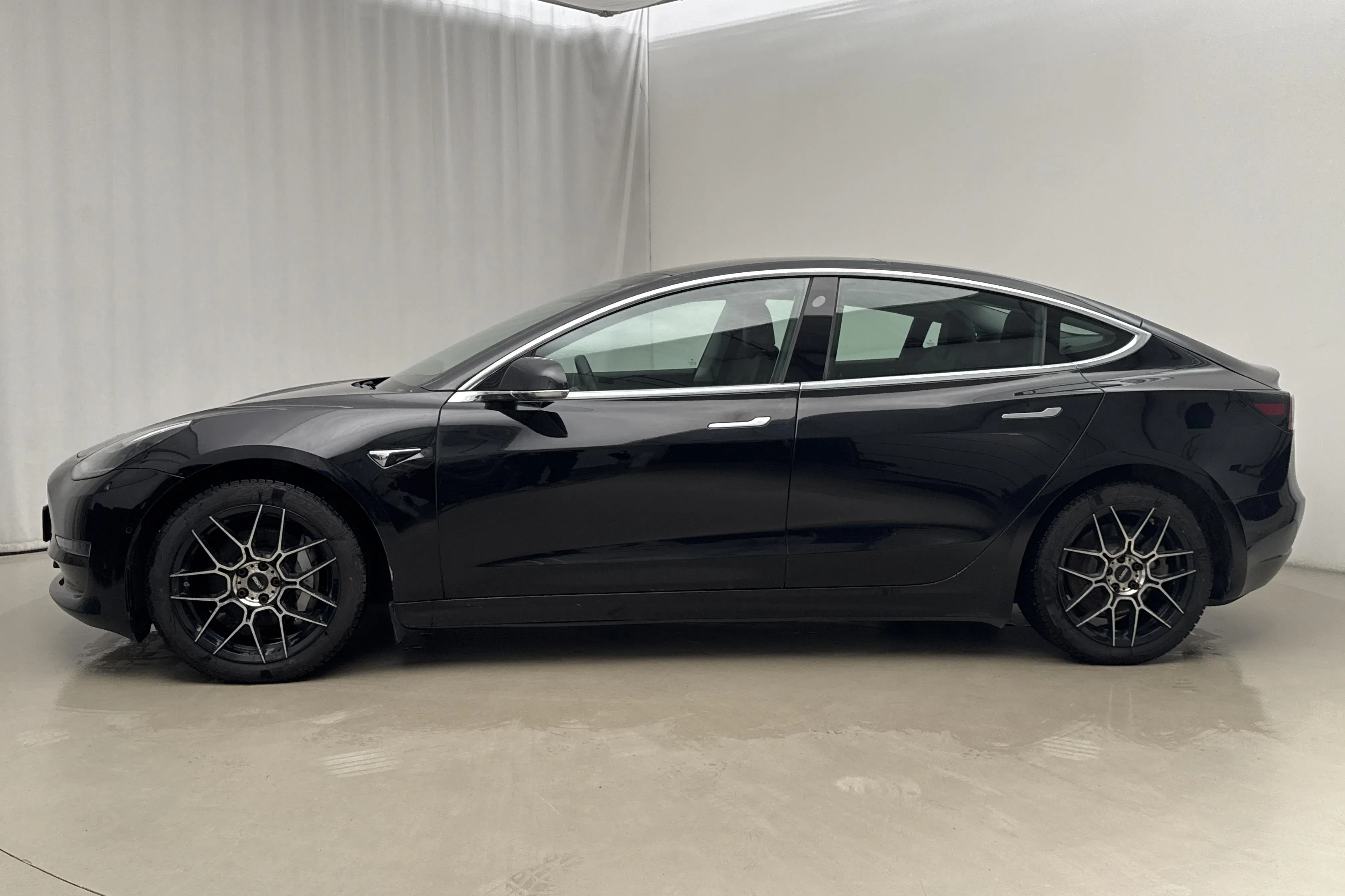 Presentationsfoto 2 av 27: Tesla Model 3 Long Range Dual Motor AWD - 15 423 mil - Automat - svart - 2020